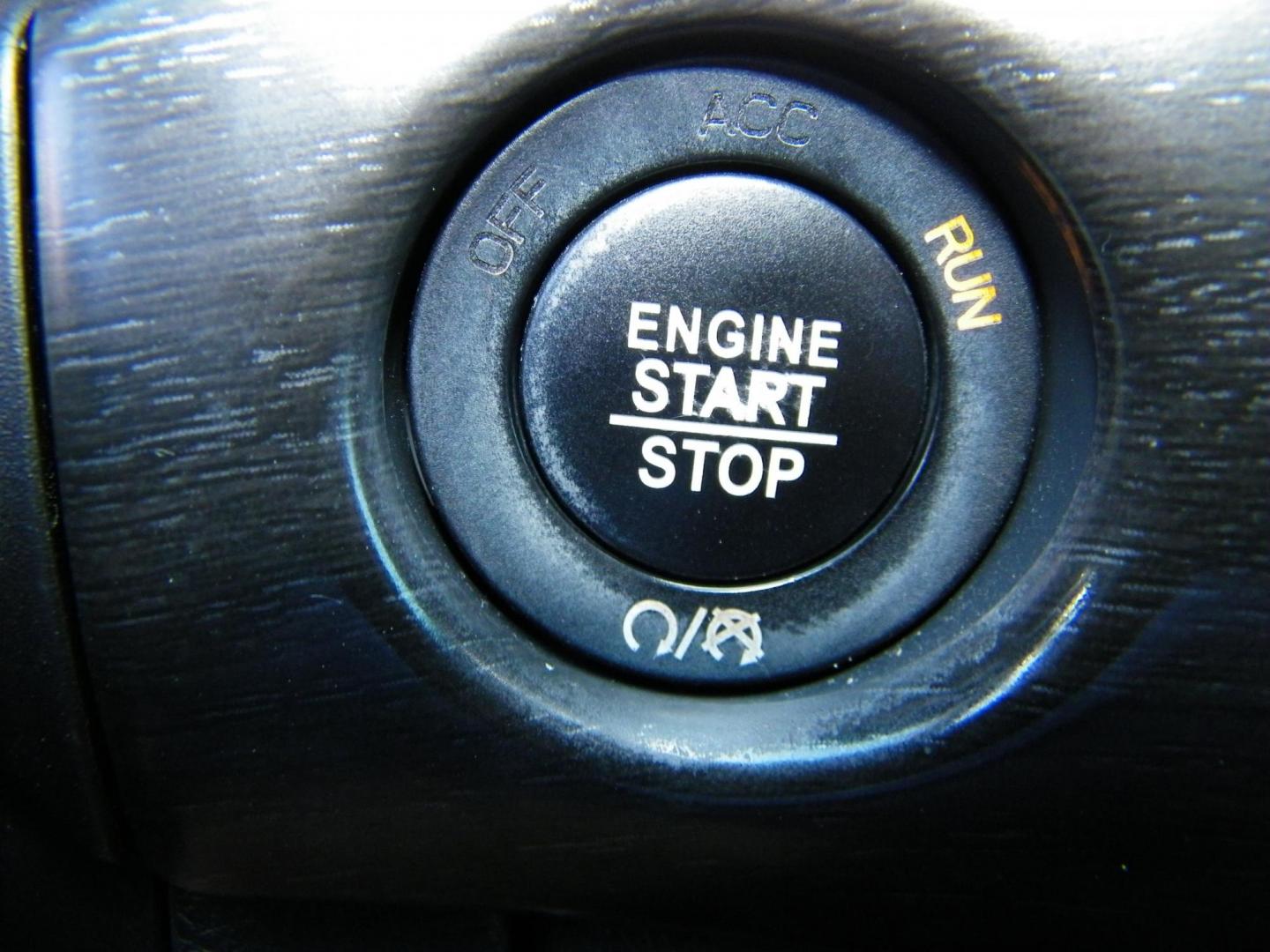 2018 White /Black Jeep Grand Cherokee Laredo 2WD (1C4RJEAG5JC) with an 3.6L V6 DOHC 24V engine, 8A transmission, located at 4000 Bee Ridge Road, Sarasota, FL, 34233, (941) 926-0300, 27.298664, -82.489151 - Photo#25