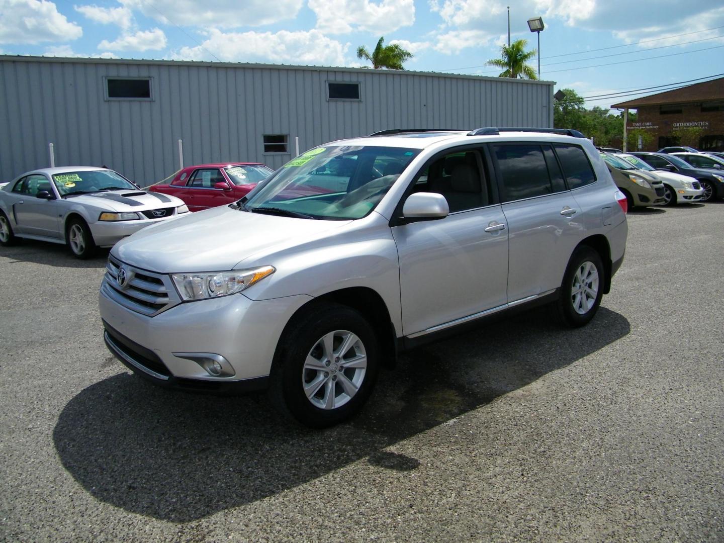 2012 Silver /Grey Toyota Highlander Base 4WD (5TDBK3EH4CS) with an 3.5L V6 DOHC 24V engine, 5-Speed Automatic transmission, located at 4000 Bee Ridge Road, Sarasota, FL, 34233, (941) 926-0300, 27.298664, -82.489151 - Photo#0