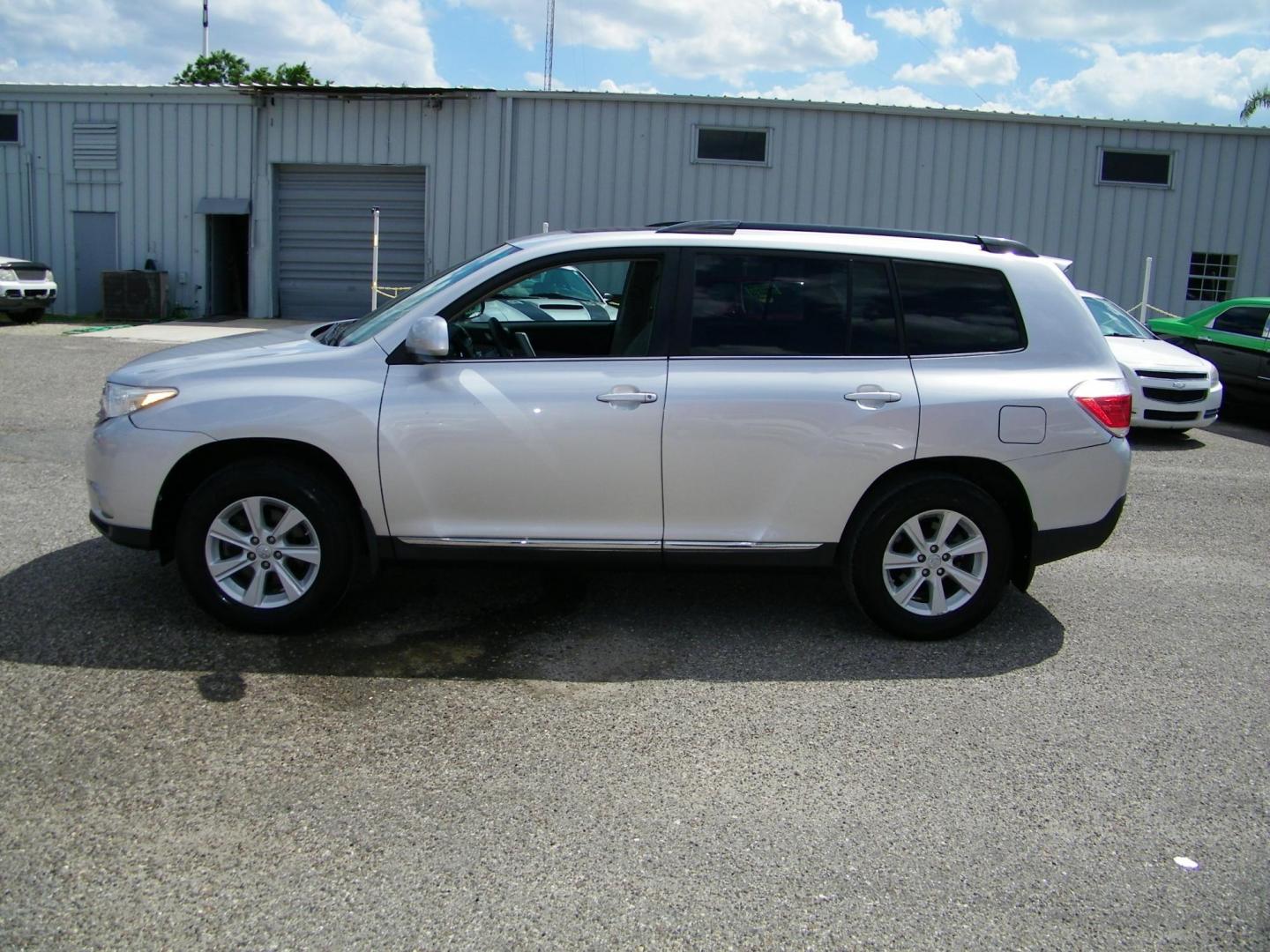 2012 Silver /Grey Toyota Highlander Base 4WD (5TDBK3EH4CS) with an 3.5L V6 DOHC 24V engine, 5-Speed Automatic transmission, located at 4000 Bee Ridge Road, Sarasota, FL, 34233, (941) 926-0300, 27.298664, -82.489151 - Photo#2