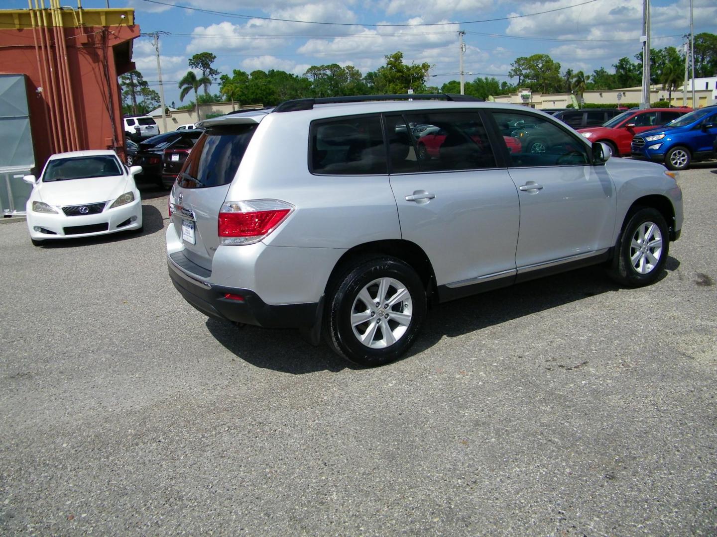 2012 Silver /Grey Toyota Highlander Base 4WD (5TDBK3EH4CS) with an 3.5L V6 DOHC 24V engine, 5-Speed Automatic transmission, located at 4000 Bee Ridge Road, Sarasota, FL, 34233, (941) 926-0300, 27.298664, -82.489151 - Photo#5