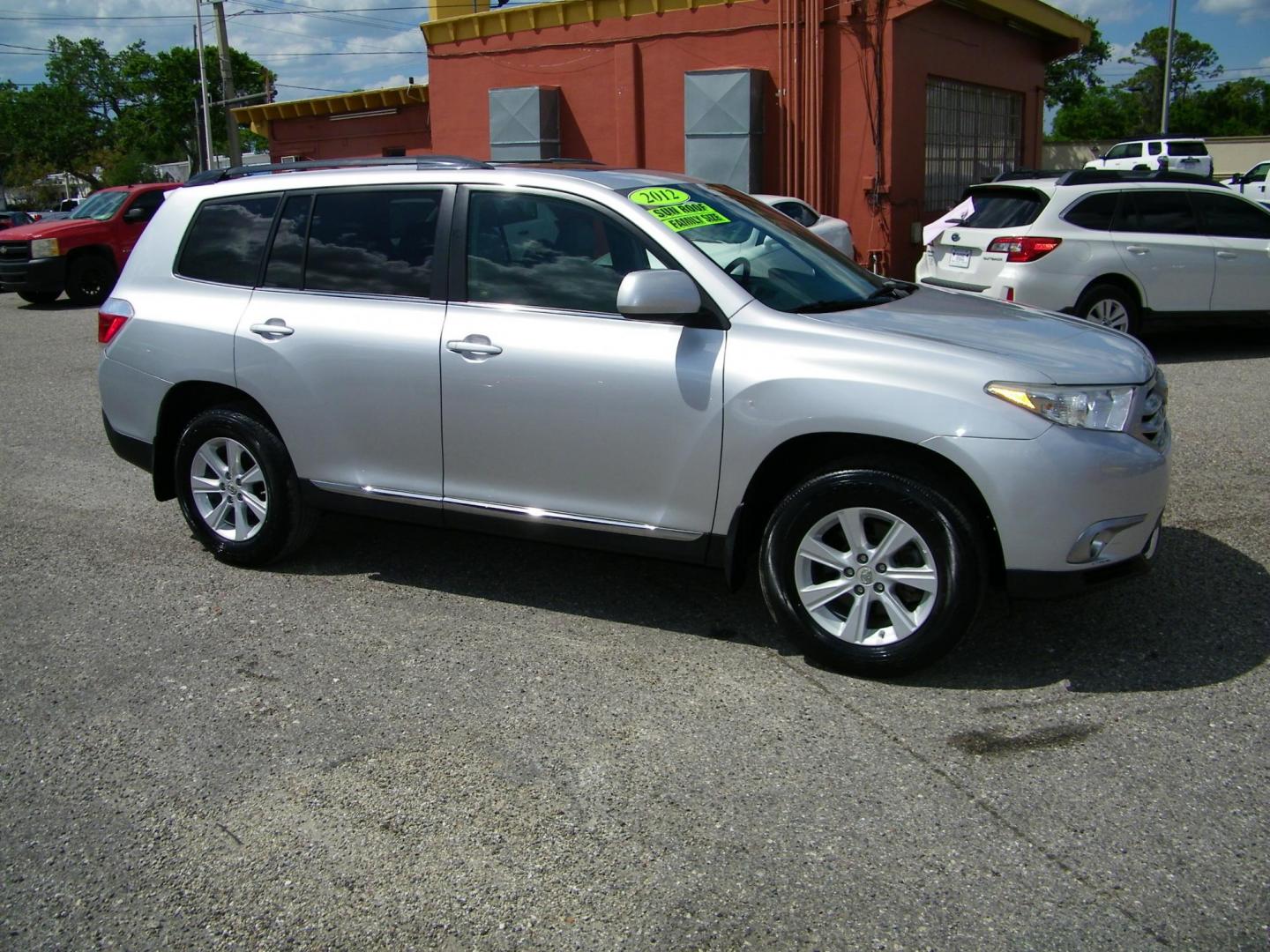 2012 Silver /Grey Toyota Highlander Base 4WD (5TDBK3EH4CS) with an 3.5L V6 DOHC 24V engine, 5-Speed Automatic transmission, located at 4000 Bee Ridge Road, Sarasota, FL, 34233, (941) 926-0300, 27.298664, -82.489151 - Photo#7