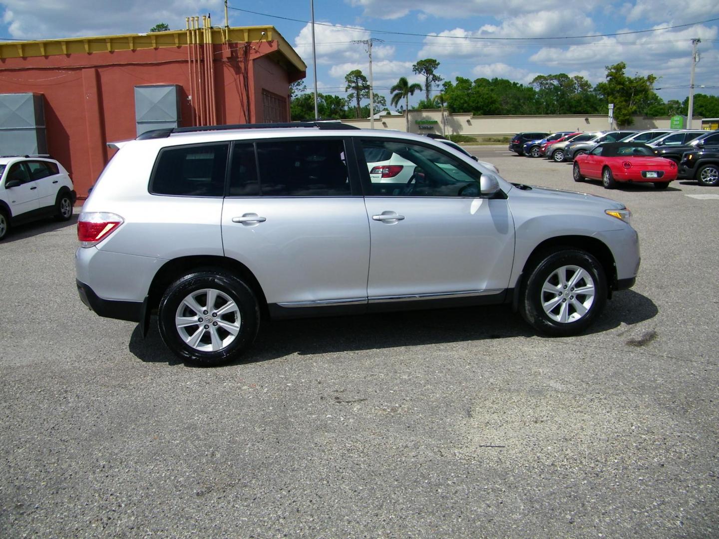 2012 Silver /Grey Toyota Highlander Base 4WD (5TDBK3EH4CS) with an 3.5L V6 DOHC 24V engine, 5-Speed Automatic transmission, located at 4000 Bee Ridge Road, Sarasota, FL, 34233, (941) 926-0300, 27.298664, -82.489151 - Photo#6