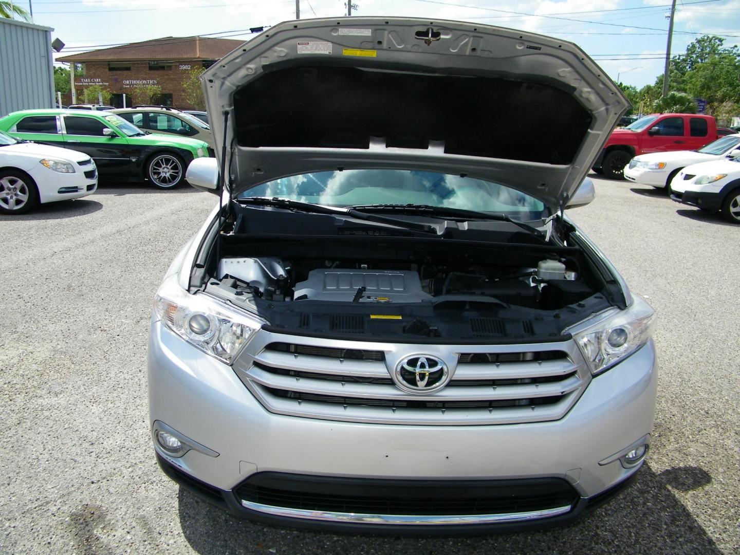 2012 Silver /Grey Toyota Highlander Base 4WD (5TDBK3EH4CS) with an 3.5L V6 DOHC 24V engine, 5-Speed Automatic transmission, located at 4000 Bee Ridge Road, Sarasota, FL, 34233, (941) 926-0300, 27.298664, -82.489151 - Photo#8