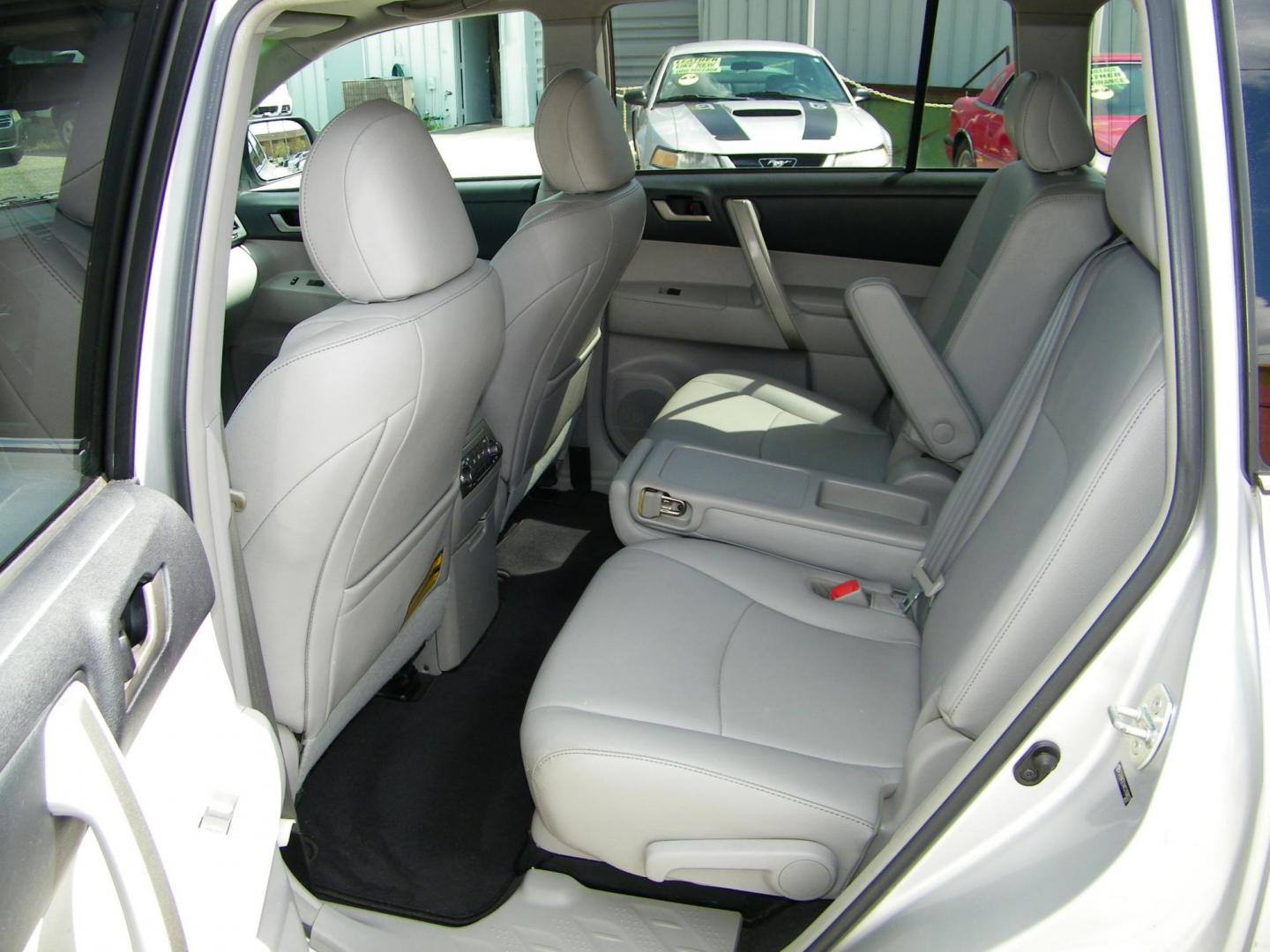 2012 Silver /Grey Toyota Highlander Base 4WD (5TDBK3EH4CS) with an 3.5L V6 DOHC 24V engine, 5-Speed Automatic transmission, located at 4000 Bee Ridge Road, Sarasota, FL, 34233, (941) 926-0300, 27.298664, -82.489151 - Photo#10