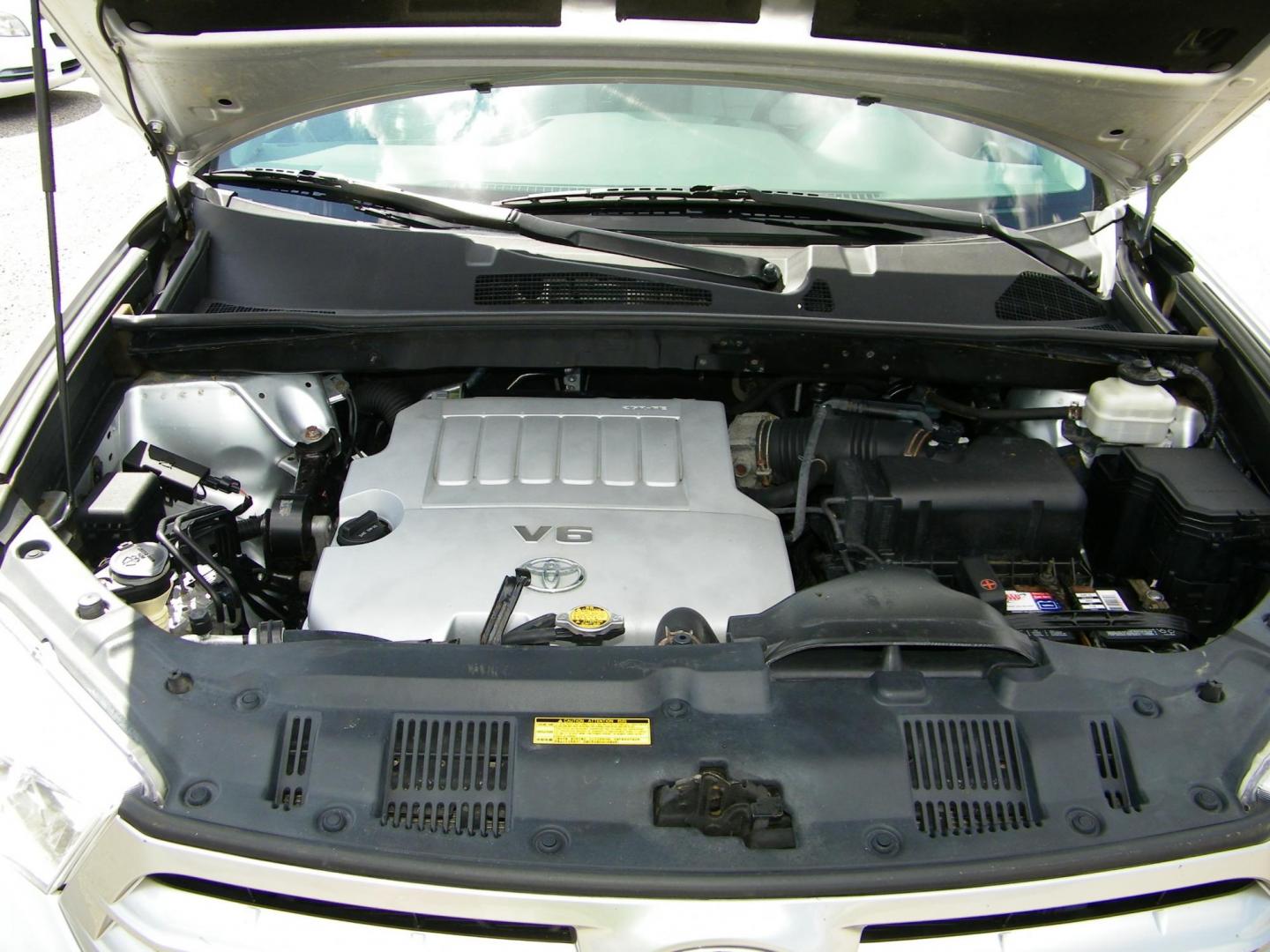 2012 Silver /Grey Toyota Highlander Base 4WD (5TDBK3EH4CS) with an 3.5L V6 DOHC 24V engine, 5-Speed Automatic transmission, located at 4000 Bee Ridge Road, Sarasota, FL, 34233, (941) 926-0300, 27.298664, -82.489151 - Photo#9