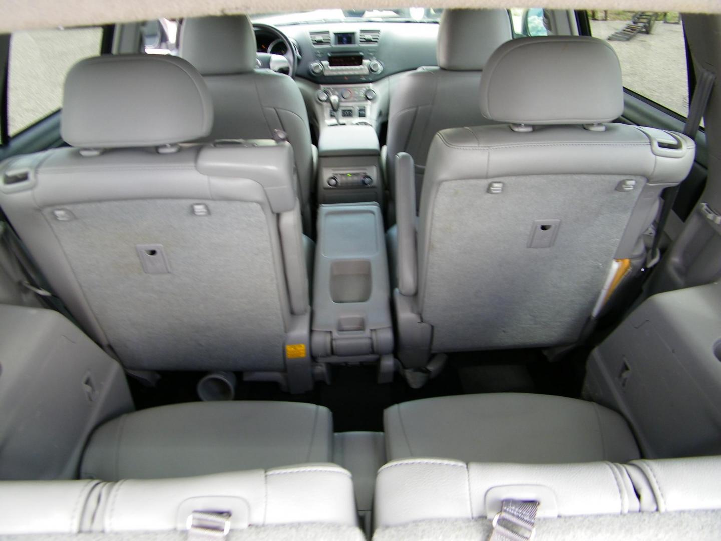 2012 Silver /Grey Toyota Highlander Base 4WD (5TDBK3EH4CS) with an 3.5L V6 DOHC 24V engine, 5-Speed Automatic transmission, located at 4000 Bee Ridge Road, Sarasota, FL, 34233, (941) 926-0300, 27.298664, -82.489151 - Photo#13