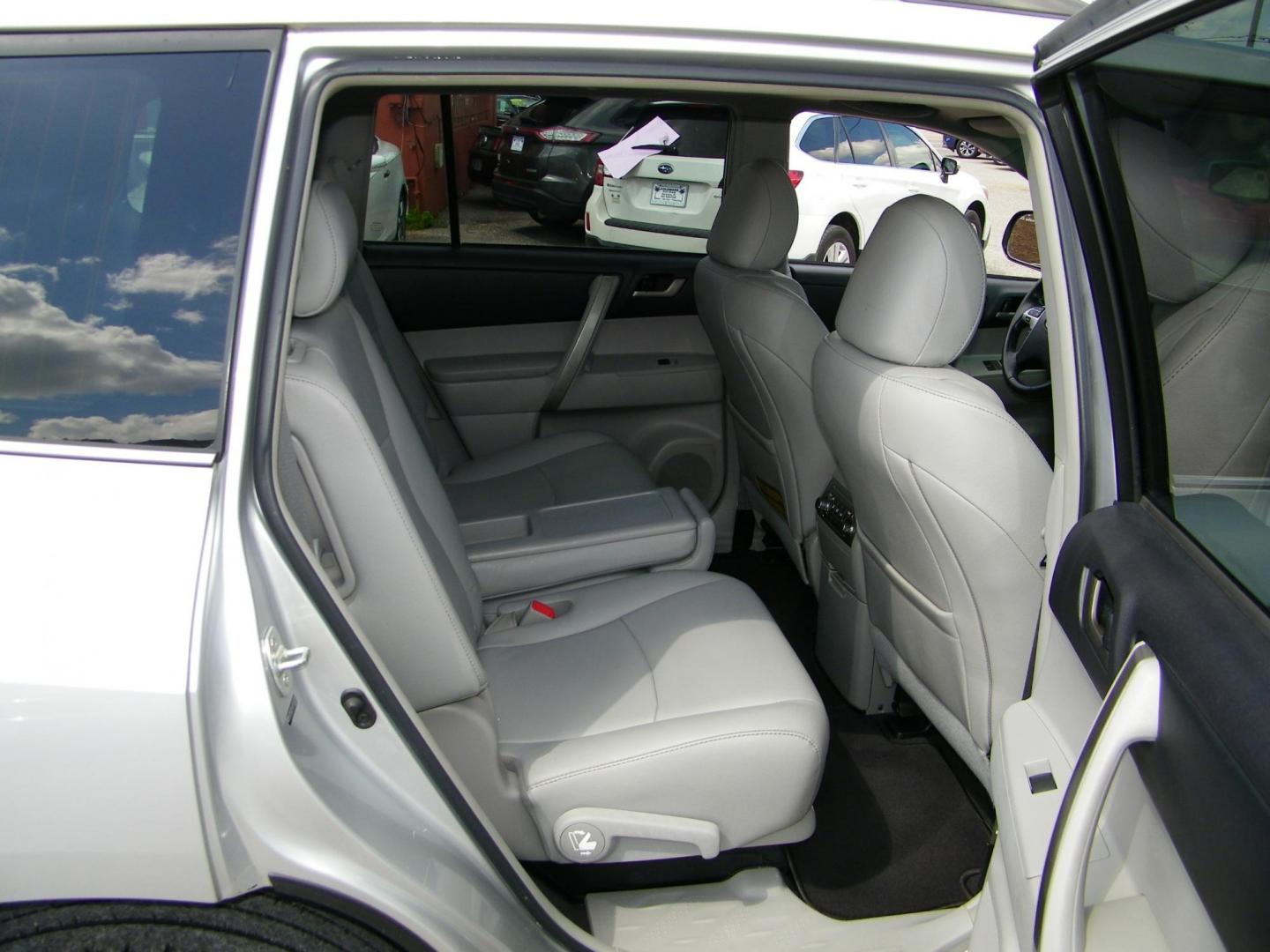 2012 Silver /Grey Toyota Highlander Base 4WD (5TDBK3EH4CS) with an 3.5L V6 DOHC 24V engine, 5-Speed Automatic transmission, located at 4000 Bee Ridge Road, Sarasota, FL, 34233, (941) 926-0300, 27.298664, -82.489151 - Photo#16