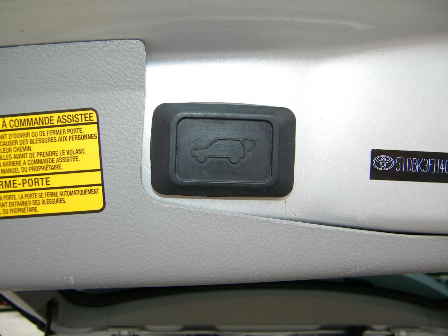 2012 Silver /Grey Toyota Highlander Base 4WD (5TDBK3EH4CS) with an 3.5L V6 DOHC 24V engine, 5-Speed Automatic transmission, located at 4000 Bee Ridge Road, Sarasota, FL, 34233, (941) 926-0300, 27.298664, -82.489151 - Photo#15