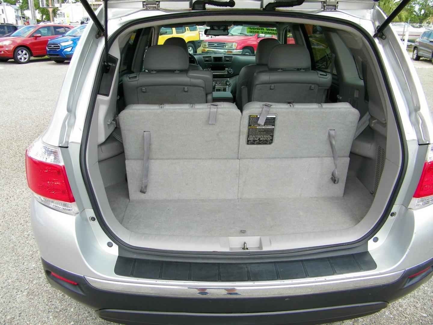 2012 Silver /Grey Toyota Highlander Base 4WD (5TDBK3EH4CS) with an 3.5L V6 DOHC 24V engine, 5-Speed Automatic transmission, located at 4000 Bee Ridge Road, Sarasota, FL, 34233, (941) 926-0300, 27.298664, -82.489151 - Photo#14