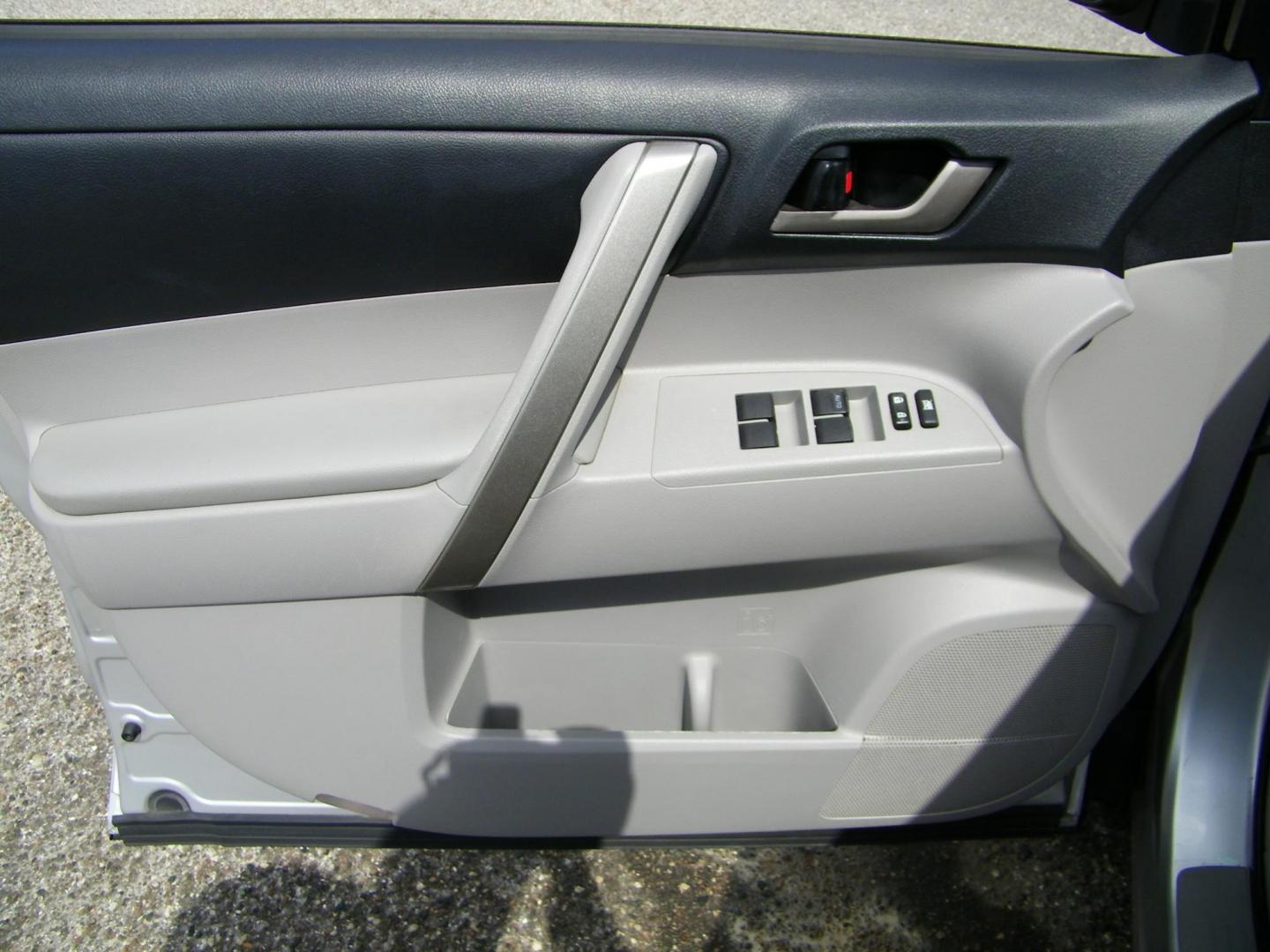 2012 Silver /Grey Toyota Highlander Base 4WD (5TDBK3EH4CS) with an 3.5L V6 DOHC 24V engine, 5-Speed Automatic transmission, located at 4000 Bee Ridge Road, Sarasota, FL, 34233, (941) 926-0300, 27.298664, -82.489151 - Photo#19