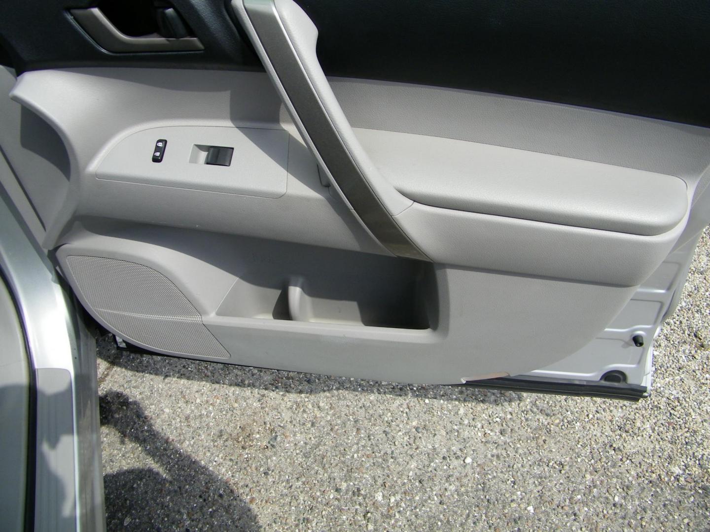 2012 Silver /Grey Toyota Highlander Base 4WD (5TDBK3EH4CS) with an 3.5L V6 DOHC 24V engine, 5-Speed Automatic transmission, located at 4000 Bee Ridge Road, Sarasota, FL, 34233, (941) 926-0300, 27.298664, -82.489151 - Photo#17