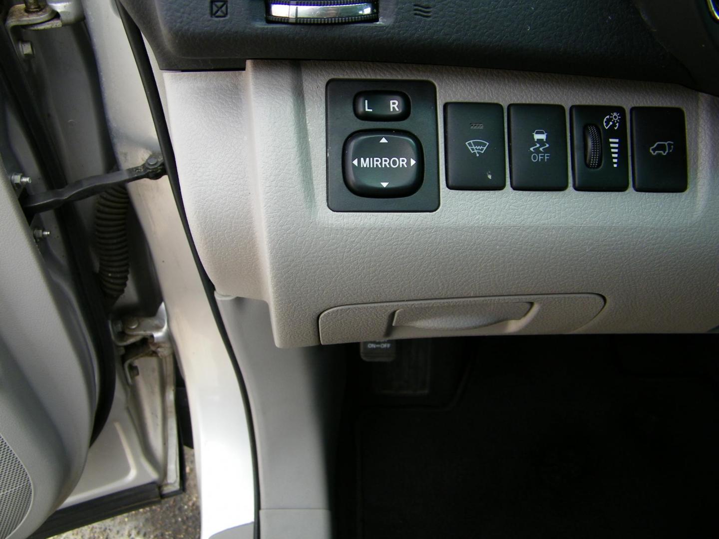 2012 Silver /Grey Toyota Highlander Base 4WD (5TDBK3EH4CS) with an 3.5L V6 DOHC 24V engine, 5-Speed Automatic transmission, located at 4000 Bee Ridge Road, Sarasota, FL, 34233, (941) 926-0300, 27.298664, -82.489151 - Photo#21