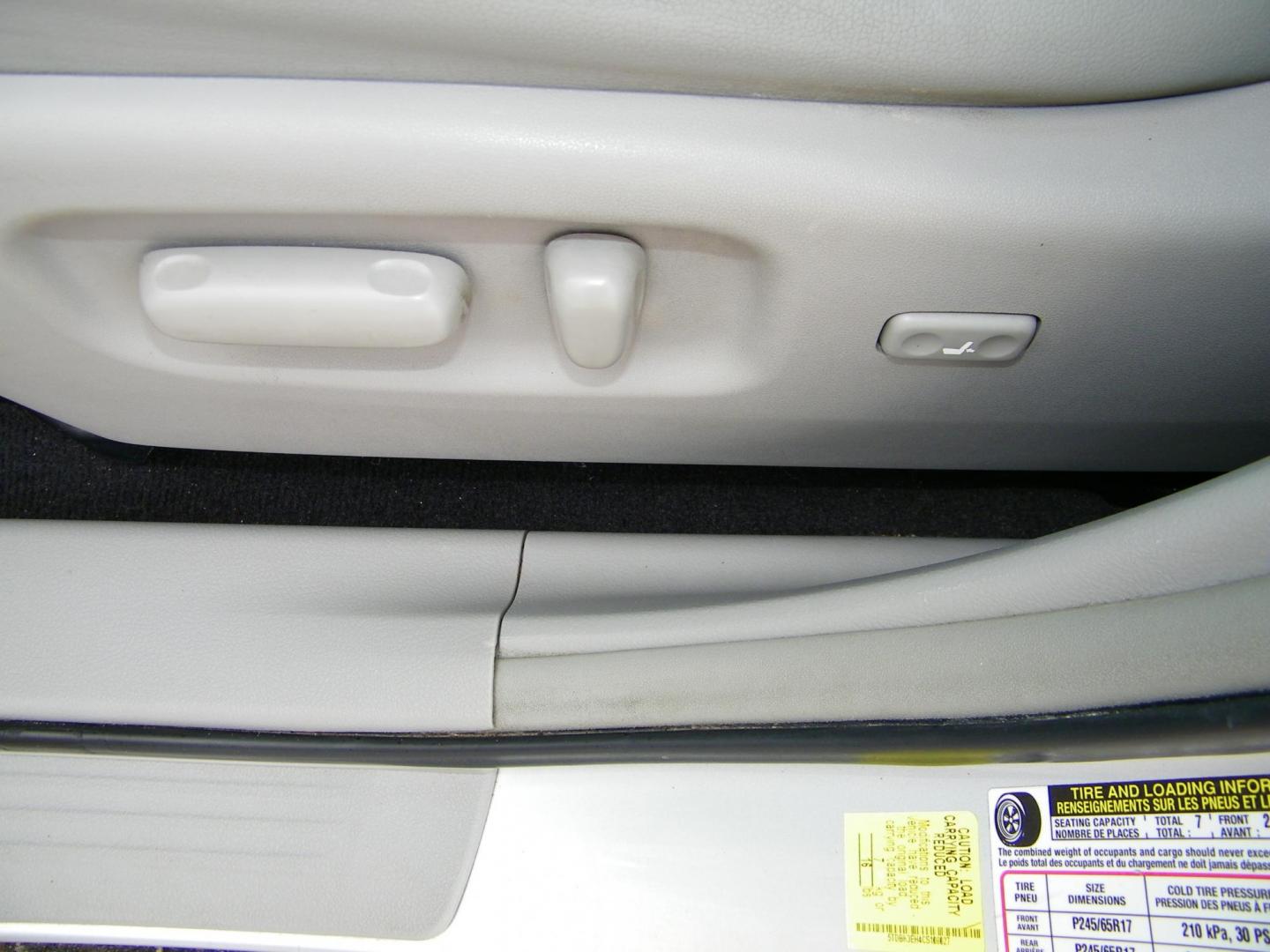 2012 Silver /Grey Toyota Highlander Base 4WD (5TDBK3EH4CS) with an 3.5L V6 DOHC 24V engine, 5-Speed Automatic transmission, located at 4000 Bee Ridge Road, Sarasota, FL, 34233, (941) 926-0300, 27.298664, -82.489151 - Photo#20