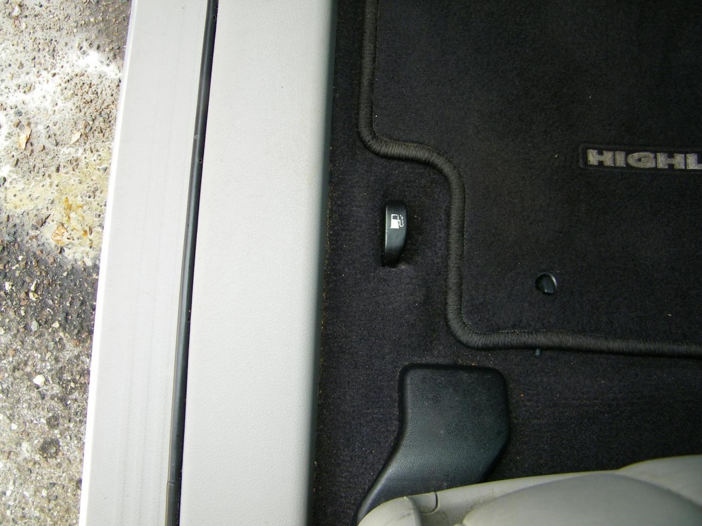 2012 Silver /Grey Toyota Highlander Base 4WD (5TDBK3EH4CS) with an 3.5L V6 DOHC 24V engine, 5-Speed Automatic transmission, located at 4000 Bee Ridge Road, Sarasota, FL, 34233, (941) 926-0300, 27.298664, -82.489151 - Photo#22