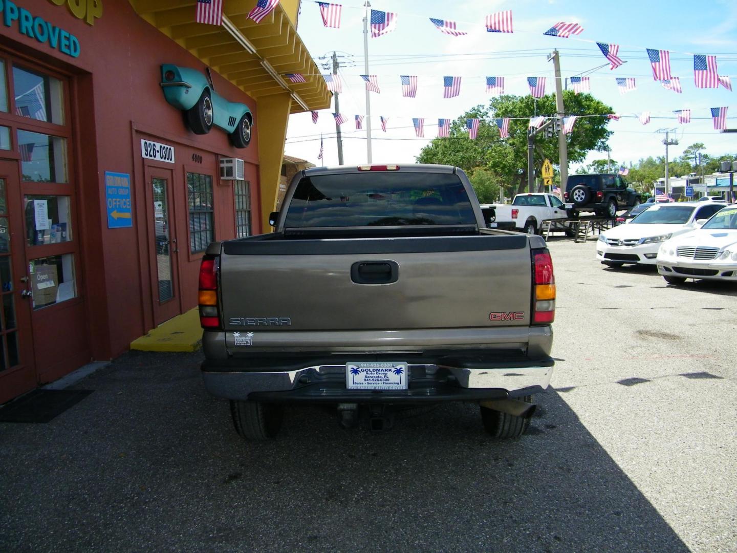 2002 Grey /Grey GMC Sierra 2500HD SL Ext. Cab Long Bed 2WD (1GTHC29U52E) with an 6.0L V8 OHV 16V engine, Automatic transmission, located at 4000 Bee Ridge Road, Sarasota, FL, 34233, (941) 926-0300, 27.298664, -82.489151 - Photo#4