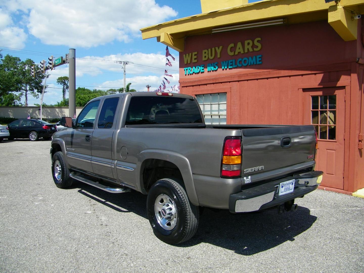 2002 Grey /Grey GMC Sierra 2500HD SL Ext. Cab Long Bed 2WD (1GTHC29U52E) with an 6.0L V8 OHV 16V engine, Automatic transmission, located at 4000 Bee Ridge Road, Sarasota, FL, 34233, (941) 926-0300, 27.298664, -82.489151 - Photo#6