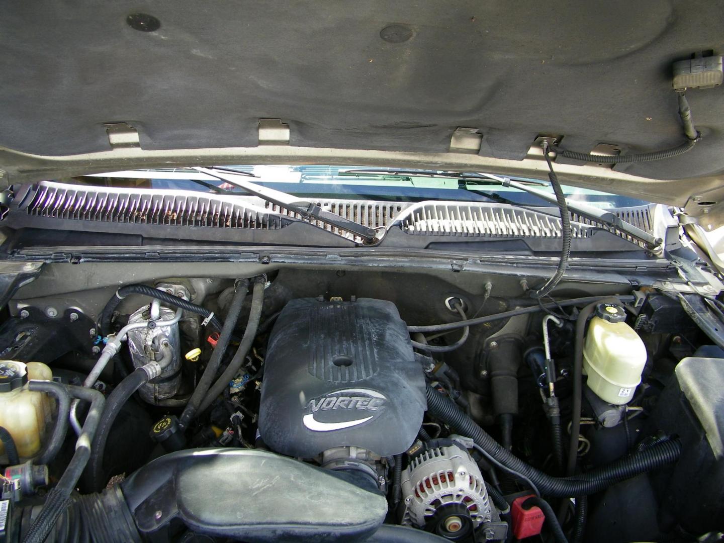 2002 Grey /Grey GMC Sierra 2500HD SL Ext. Cab Long Bed 2WD (1GTHC29U52E) with an 6.0L V8 OHV 16V engine, Automatic transmission, located at 4000 Bee Ridge Road, Sarasota, FL, 34233, (941) 926-0300, 27.298664, -82.489151 - Photo#12