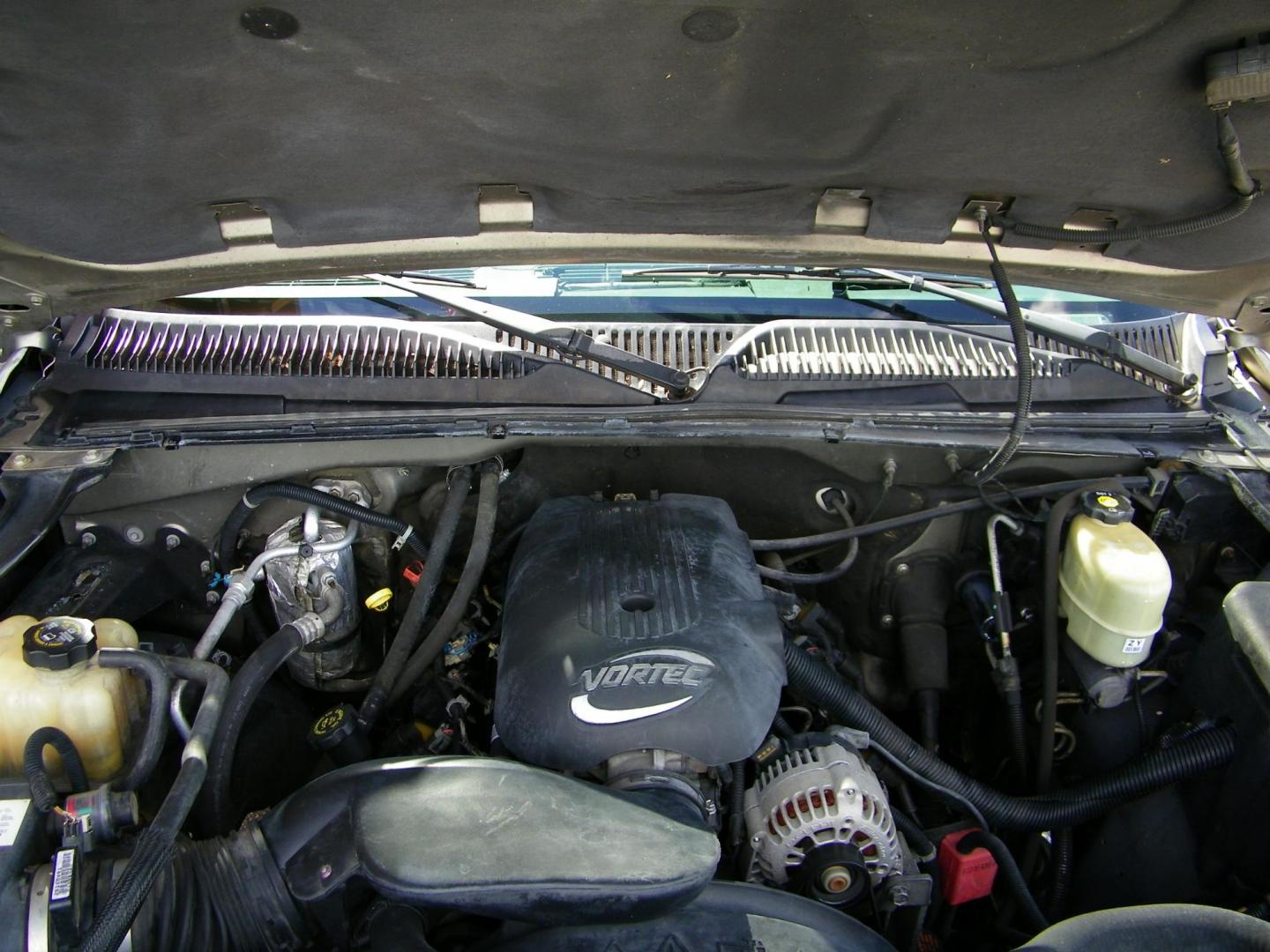 2002 Grey /Grey GMC Sierra 2500HD SL Ext. Cab Long Bed 2WD (1GTHC29U52E) with an 6.0L V8 OHV 16V engine, Automatic transmission, located at 4000 Bee Ridge Road, Sarasota, FL, 34233, (941) 926-0300, 27.298664, -82.489151 - Photo#13