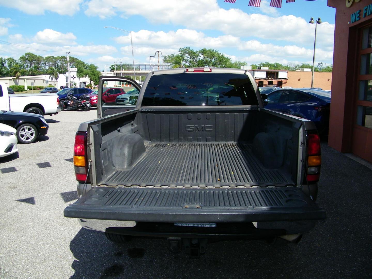 2002 Grey /Grey GMC Sierra 2500HD SL Ext. Cab Long Bed 2WD (1GTHC29U52E) with an 6.0L V8 OHV 16V engine, Automatic transmission, located at 4000 Bee Ridge Road, Sarasota, FL, 34233, (941) 926-0300, 27.298664, -82.489151 - Photo#14