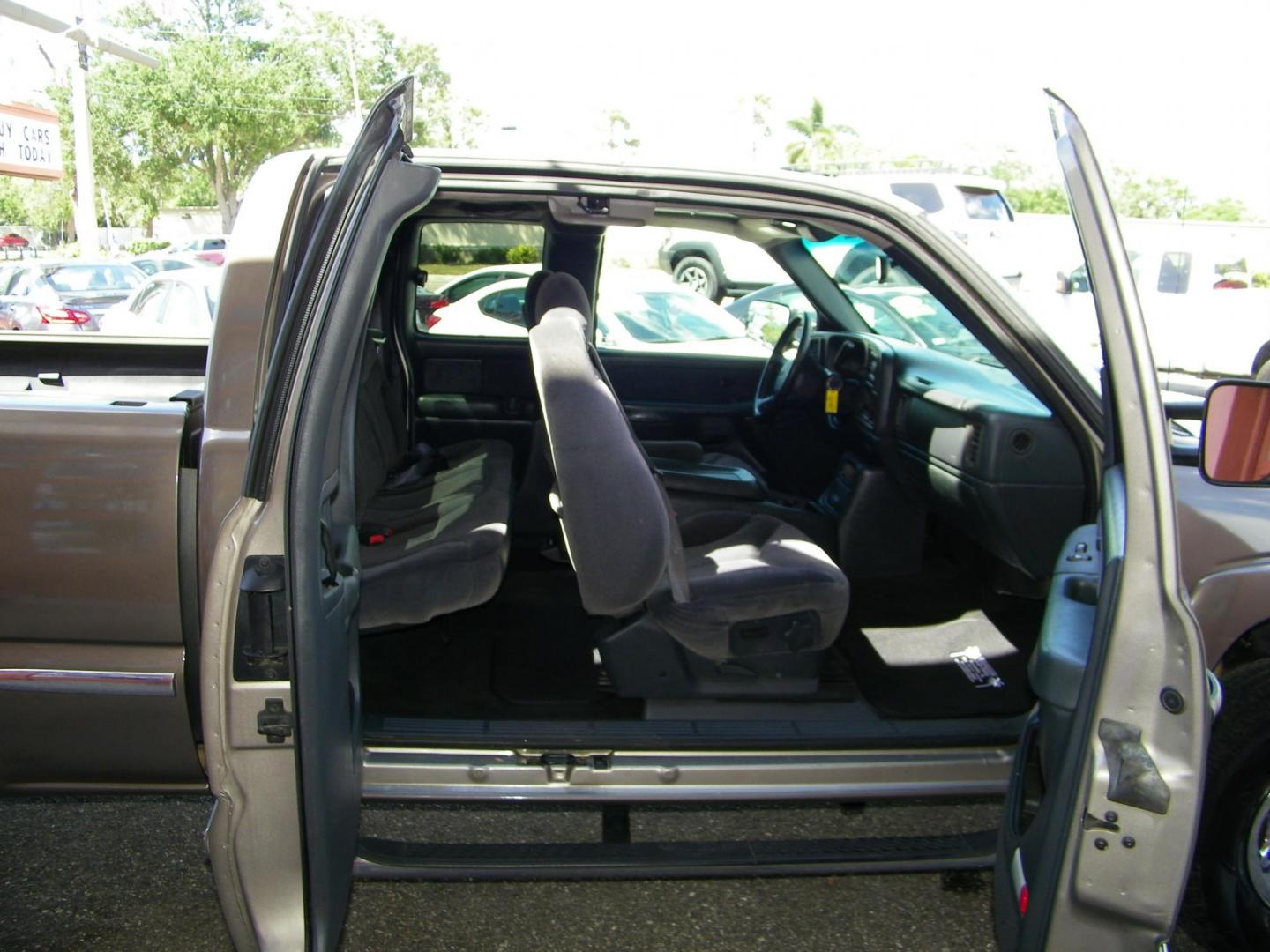 2002 Grey /Grey GMC Sierra 2500HD SL Ext. Cab Long Bed 2WD (1GTHC29U52E) with an 6.0L V8 OHV 16V engine, Automatic transmission, located at 4000 Bee Ridge Road, Sarasota, FL, 34233, (941) 926-0300, 27.298664, -82.489151 - Photo#15