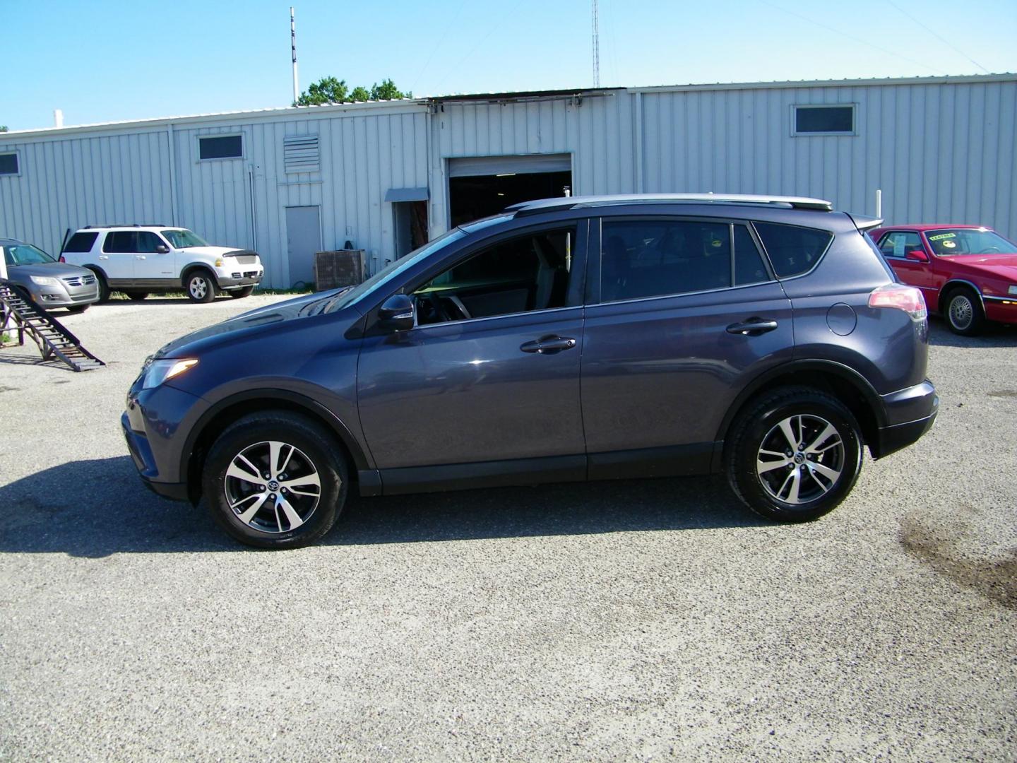 2018 Gray /Beige Toyota RAV4 XLE FWD (JTMWFREV9JJ) with an 2.5L L4 DOHC 16V engine, 6A transmission, located at 4000 Bee Ridge Road, Sarasota, FL, 34233, (941) 926-0300, 27.298664, -82.489151 - Photo#2