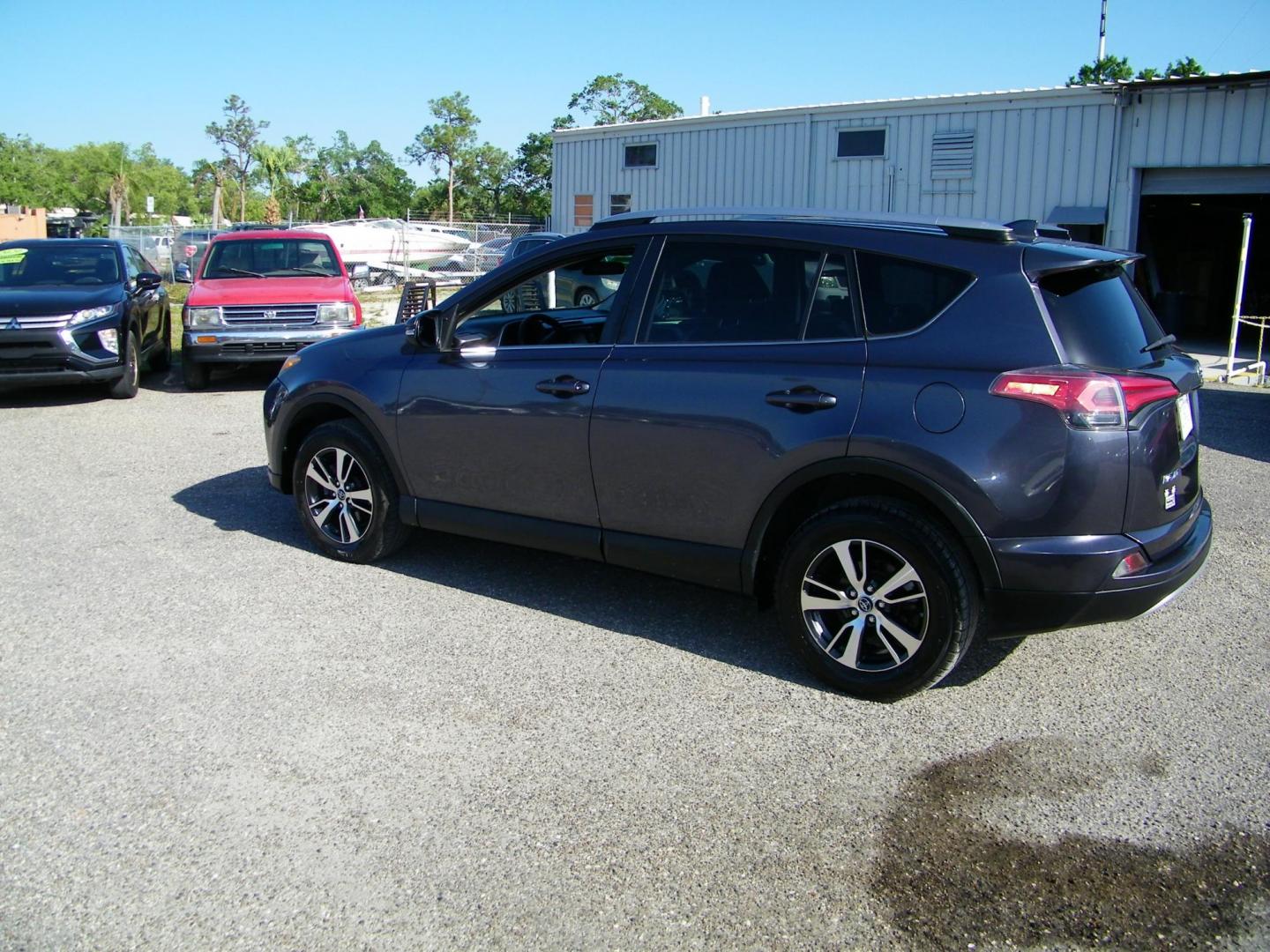 2018 Gray /Beige Toyota RAV4 XLE FWD (JTMWFREV9JJ) with an 2.5L L4 DOHC 16V engine, 6A transmission, located at 4000 Bee Ridge Road, Sarasota, FL, 34233, (941) 926-0300, 27.298664, -82.489151 - Photo#3