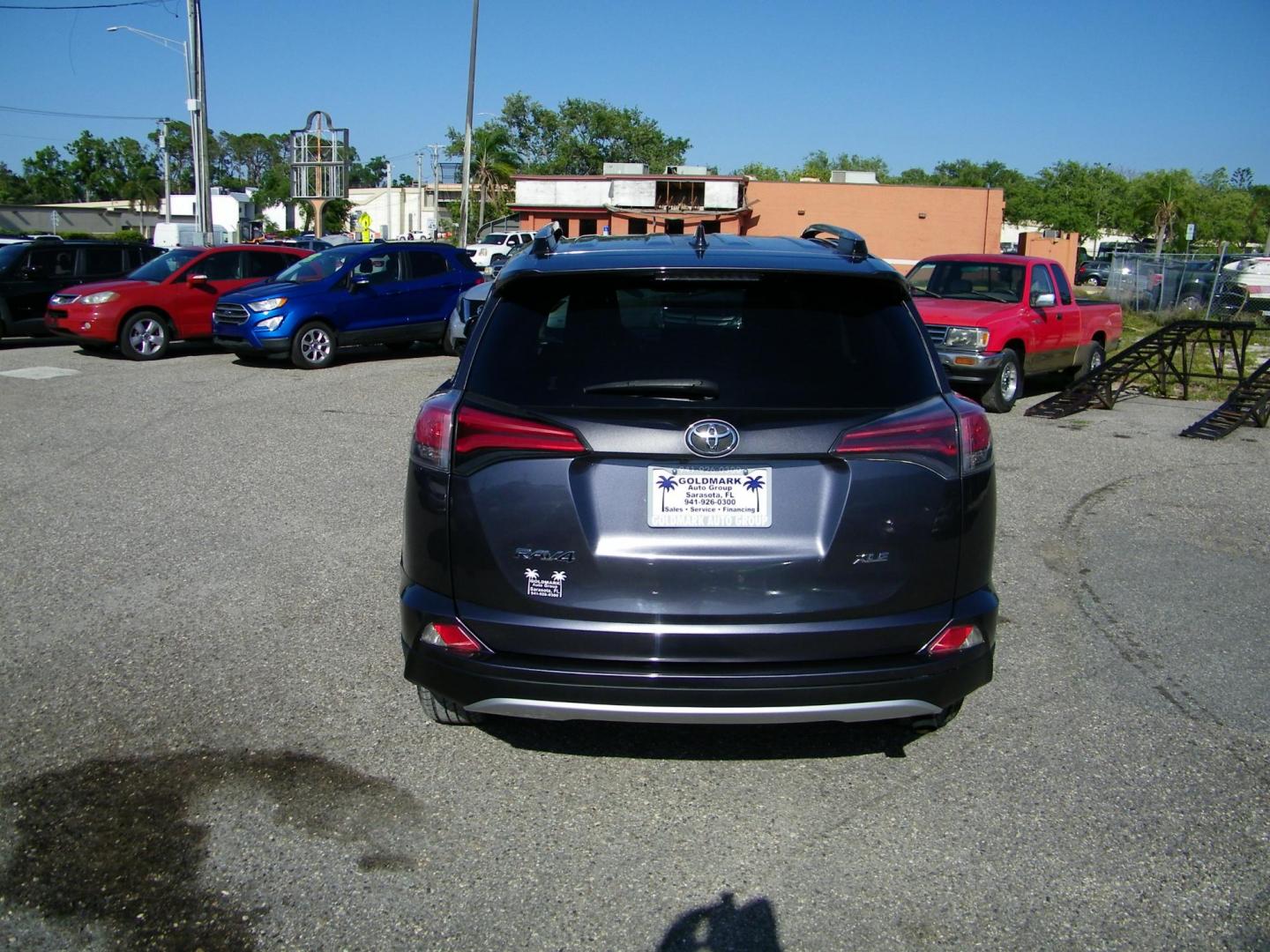 2018 Gray /Beige Toyota RAV4 XLE FWD (JTMWFREV9JJ) with an 2.5L L4 DOHC 16V engine, 6A transmission, located at 4000 Bee Ridge Road, Sarasota, FL, 34233, (941) 926-0300, 27.298664, -82.489151 - Photo#4