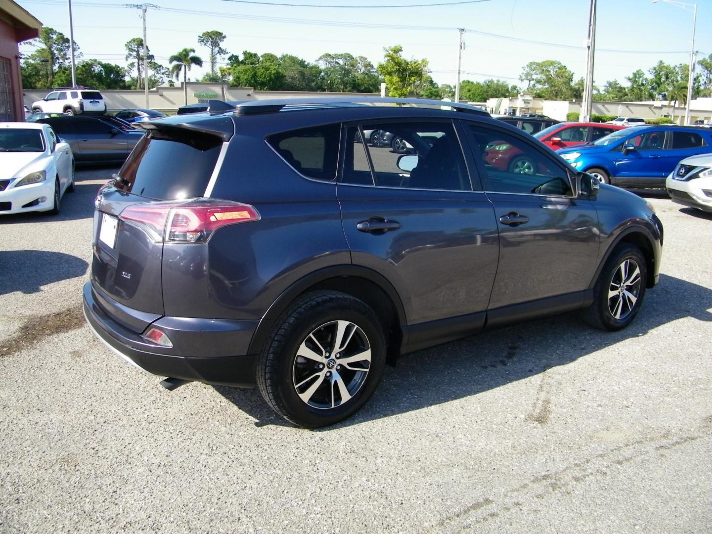 2018 Gray /Beige Toyota RAV4 XLE FWD (JTMWFREV9JJ) with an 2.5L L4 DOHC 16V engine, 6A transmission, located at 4000 Bee Ridge Road, Sarasota, FL, 34233, (941) 926-0300, 27.298664, -82.489151 - Photo#5