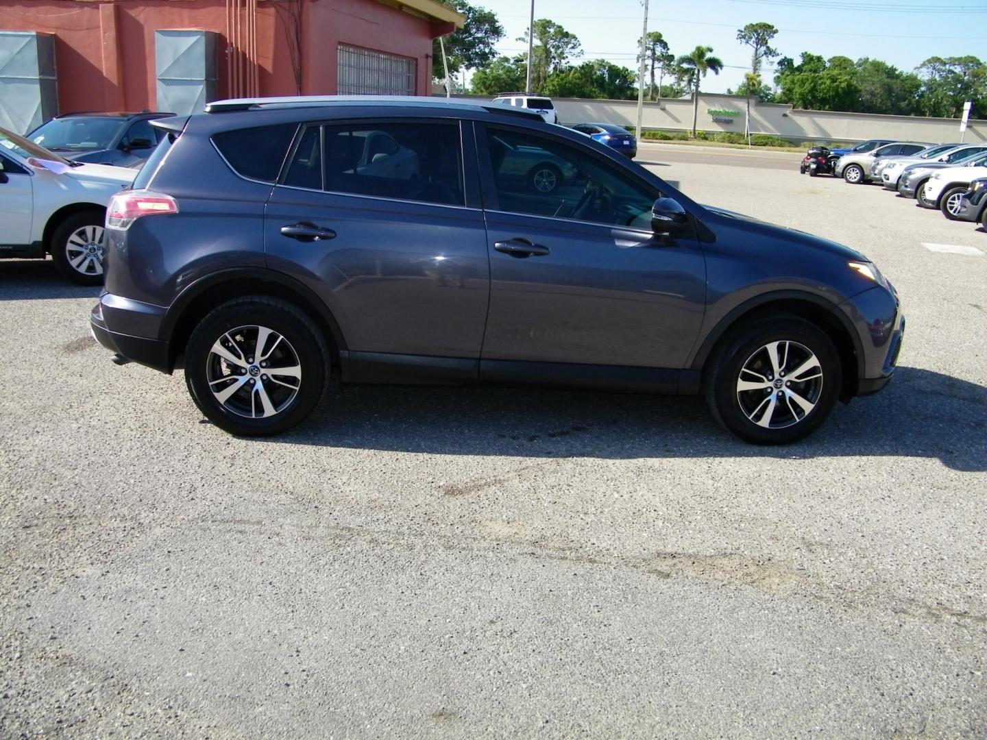 2018 Gray /Beige Toyota RAV4 XLE FWD (JTMWFREV9JJ) with an 2.5L L4 DOHC 16V engine, 6A transmission, located at 4000 Bee Ridge Road, Sarasota, FL, 34233, (941) 926-0300, 27.298664, -82.489151 - Photo#6