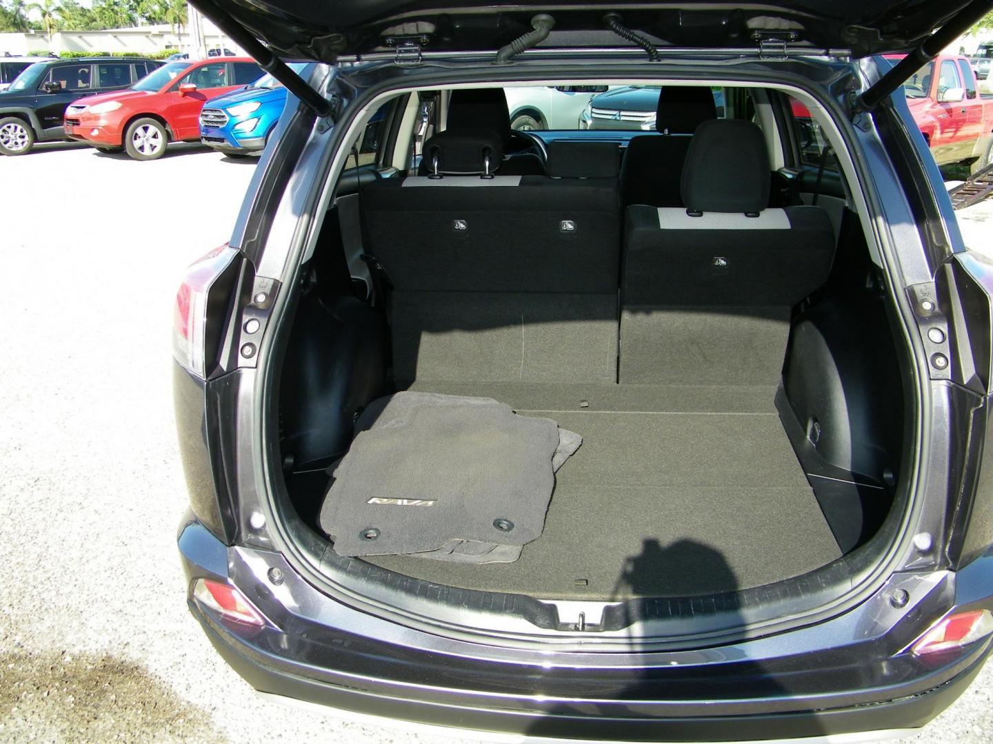 2018 Gray /Beige Toyota RAV4 XLE FWD (JTMWFREV9JJ) with an 2.5L L4 DOHC 16V engine, 6A transmission, located at 4000 Bee Ridge Road, Sarasota, FL, 34233, (941) 926-0300, 27.298664, -82.489151 - Photo#12