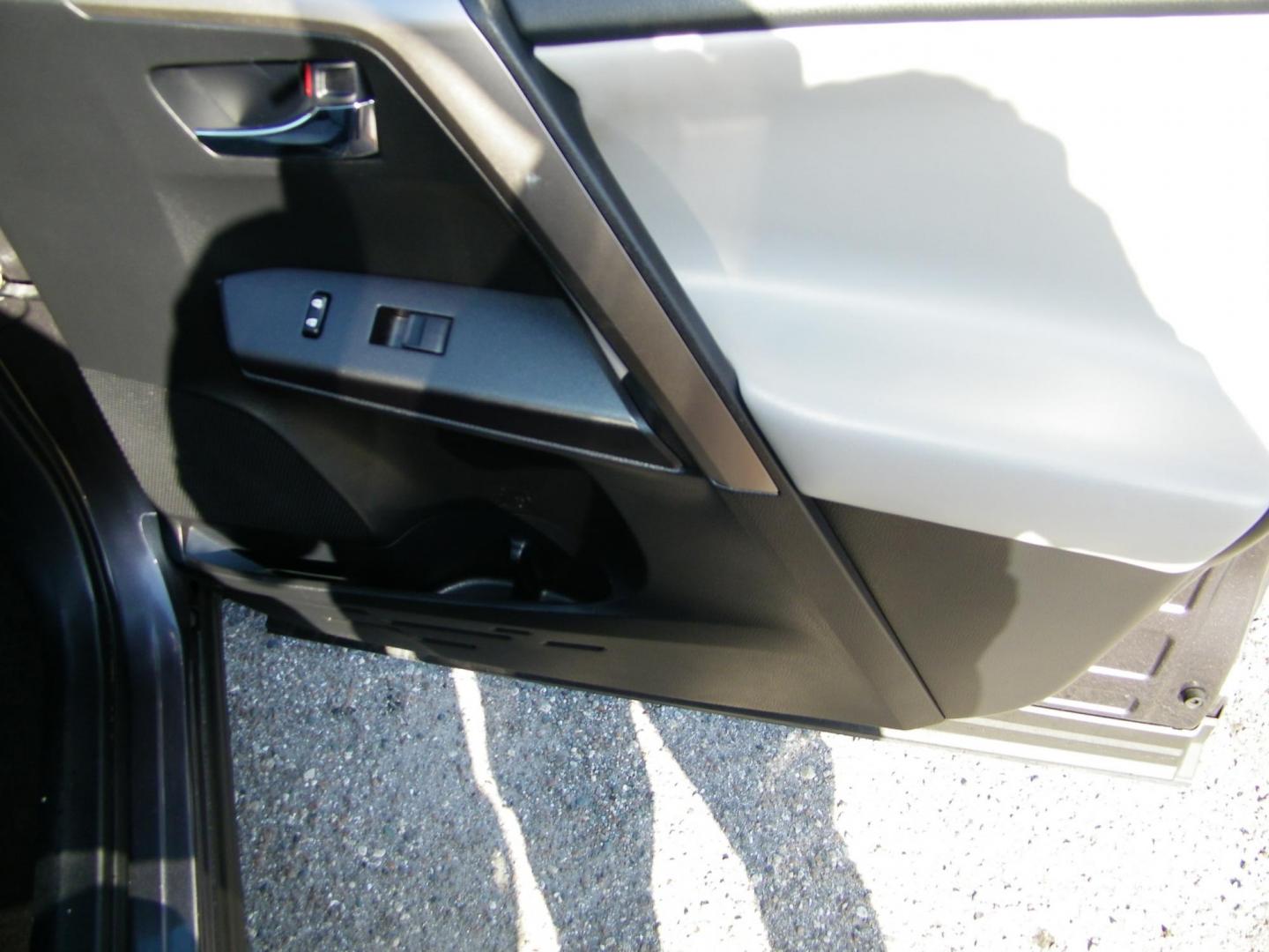 2018 Gray /Beige Toyota RAV4 XLE FWD (JTMWFREV9JJ) with an 2.5L L4 DOHC 16V engine, 6A transmission, located at 4000 Bee Ridge Road, Sarasota, FL, 34233, (941) 926-0300, 27.298664, -82.489151 - Photo#15