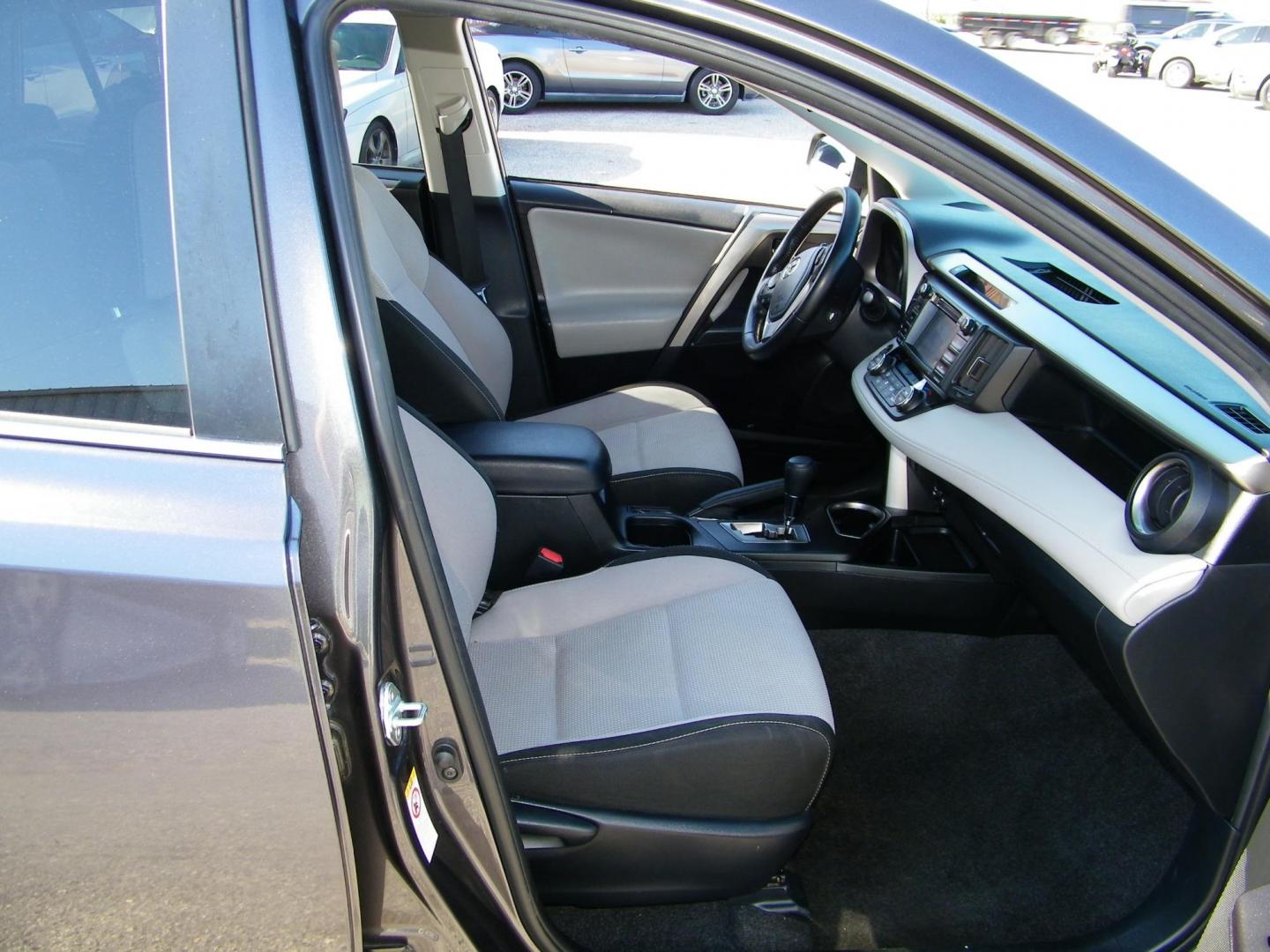 2018 Gray /Beige Toyota RAV4 XLE FWD (JTMWFREV9JJ) with an 2.5L L4 DOHC 16V engine, 6A transmission, located at 4000 Bee Ridge Road, Sarasota, FL, 34233, (941) 926-0300, 27.298664, -82.489151 - Photo#16