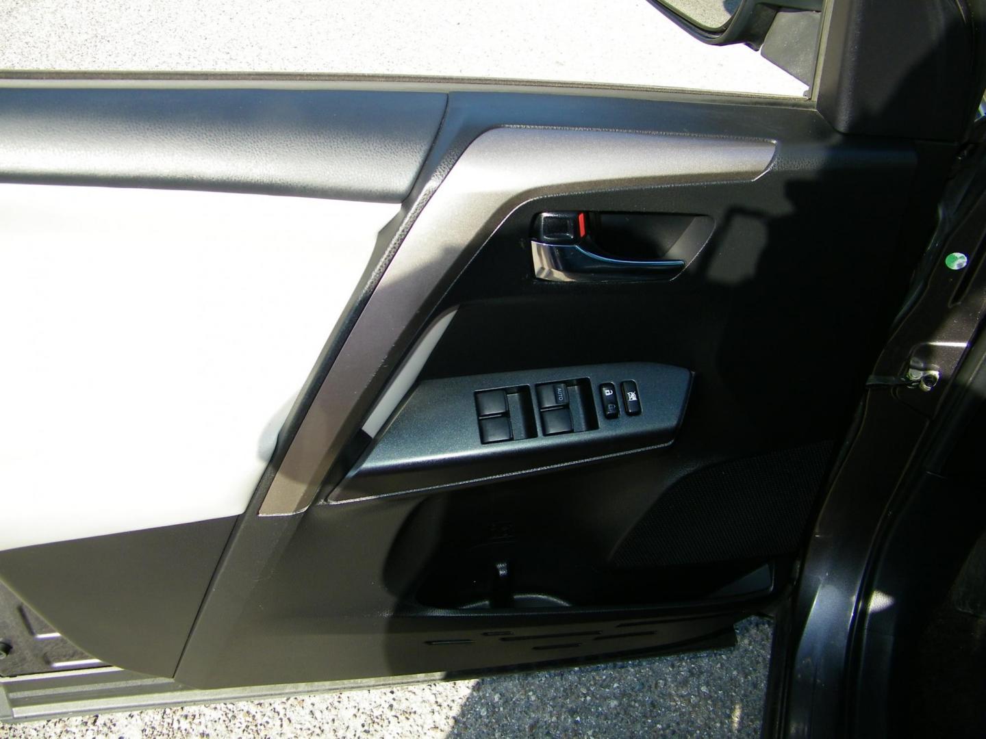 2018 Gray /Beige Toyota RAV4 XLE FWD (JTMWFREV9JJ) with an 2.5L L4 DOHC 16V engine, 6A transmission, located at 4000 Bee Ridge Road, Sarasota, FL, 34233, (941) 926-0300, 27.298664, -82.489151 - Photo#17