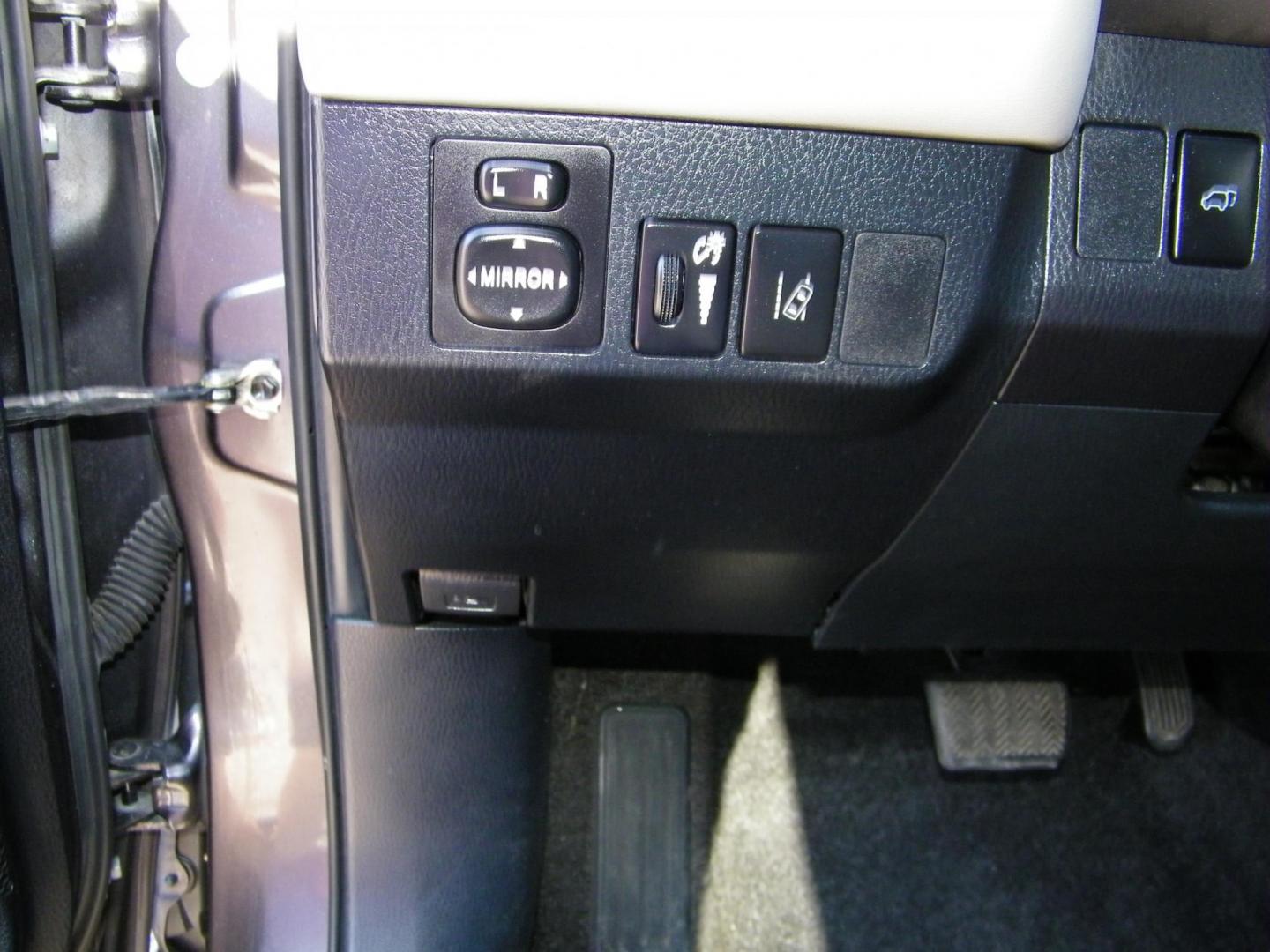 2018 Gray /Beige Toyota RAV4 XLE FWD (JTMWFREV9JJ) with an 2.5L L4 DOHC 16V engine, 6A transmission, located at 4000 Bee Ridge Road, Sarasota, FL, 34233, (941) 926-0300, 27.298664, -82.489151 - Photo#20