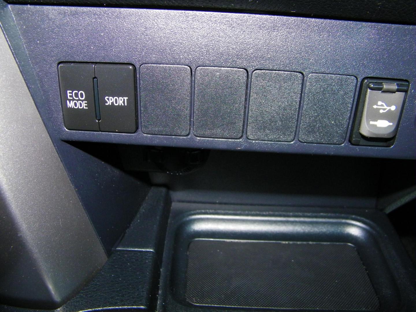 2018 Gray /Beige Toyota RAV4 XLE FWD (JTMWFREV9JJ) with an 2.5L L4 DOHC 16V engine, 6A transmission, located at 4000 Bee Ridge Road, Sarasota, FL, 34233, (941) 926-0300, 27.298664, -82.489151 - Photo#24