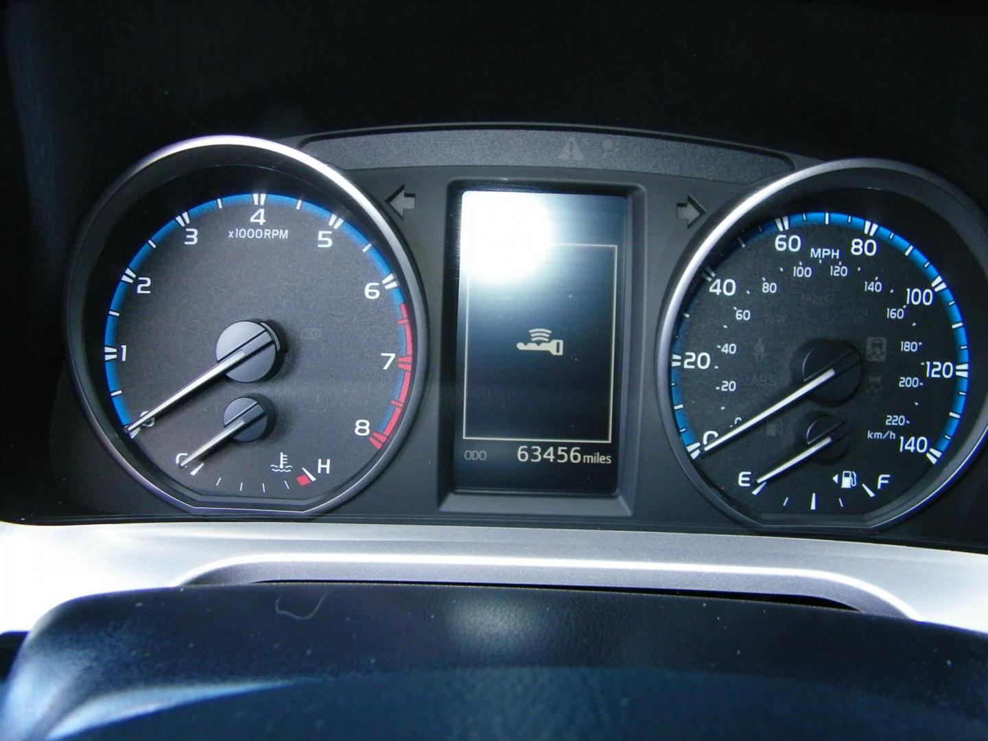 2018 Gray /Beige Toyota RAV4 XLE FWD (JTMWFREV9JJ) with an 2.5L L4 DOHC 16V engine, 6A transmission, located at 4000 Bee Ridge Road, Sarasota, FL, 34233, (941) 926-0300, 27.298664, -82.489151 - Photo#27