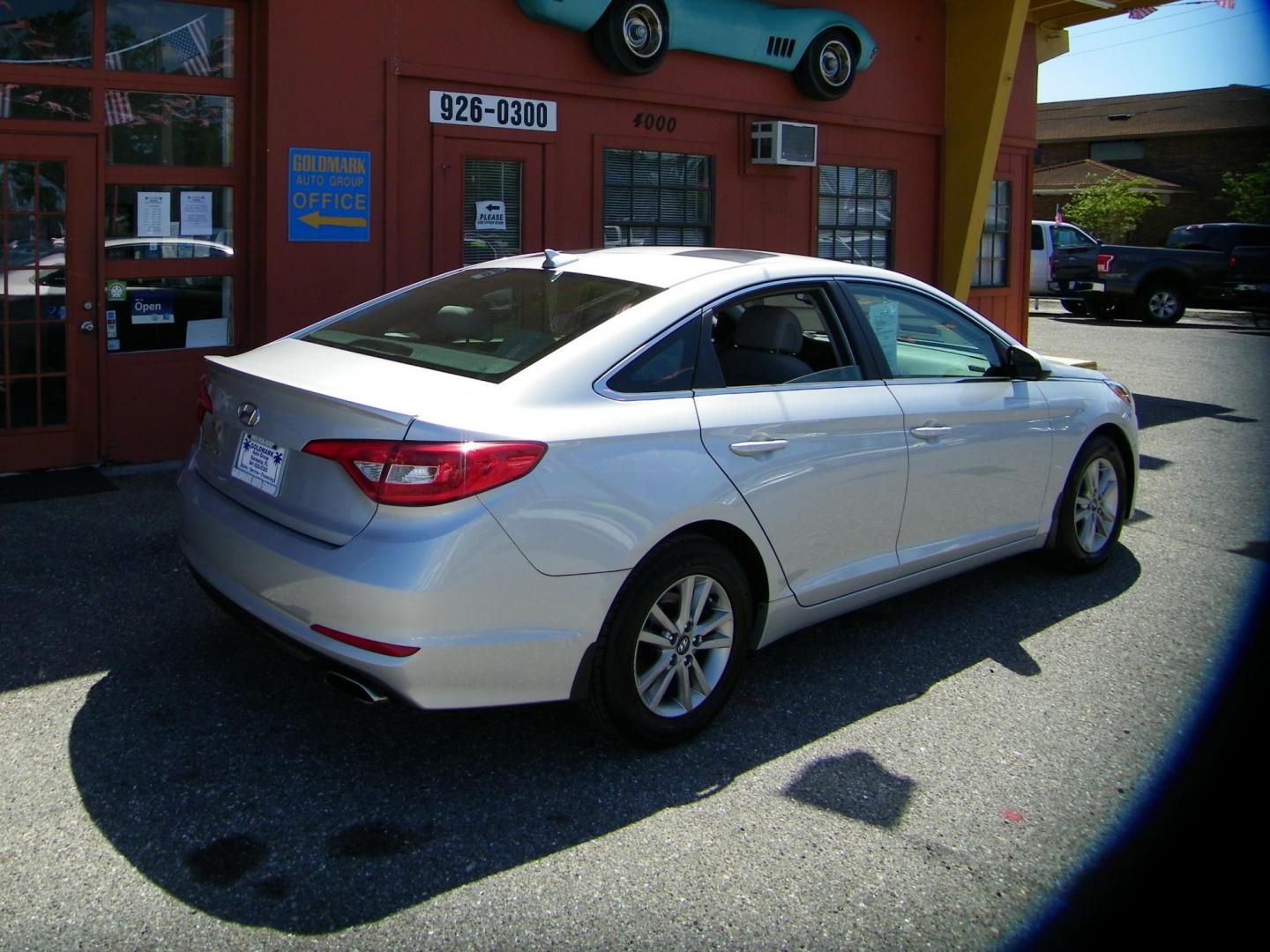 2015 Silver /Beige Hyundai Sonata ECO (5NPE24AF9FH) with an 1.6L L4 DOHC 16V engine, 7-Speed Automatic transmission, located at 4000 Bee Ridge Road, Sarasota, FL, 34233, (941) 926-0300, 27.298664, -82.489151 - Photo#4