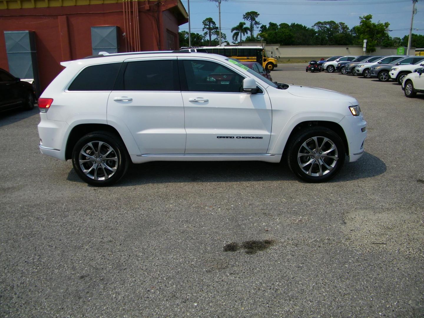 2019 White /Saddle Jeep Grand Cherokee Summit 4WD (1C4RJFJG5KC) with an 3.6L V6 DOHC 24V engine, 8A transmission, located at 4000 Bee Ridge Road, Sarasota, FL, 34233, (941) 926-0300, 27.298664, -82.489151 - Photo#6