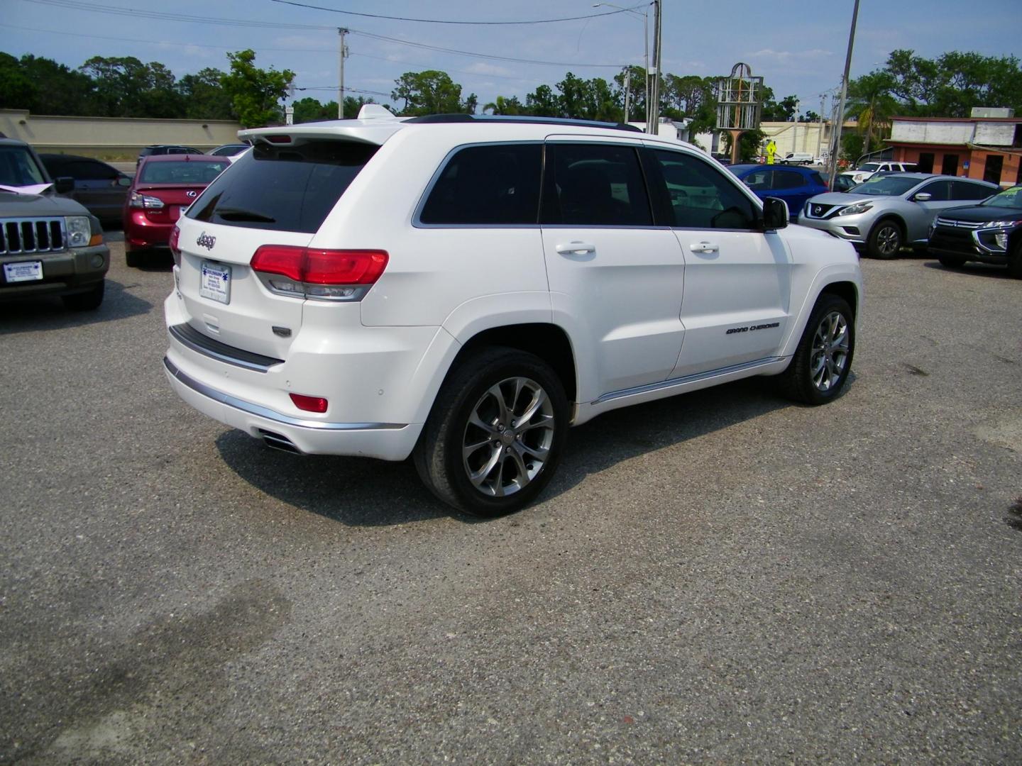 2019 White /Saddle Jeep Grand Cherokee Summit 4WD (1C4RJFJG5KC) with an 3.6L V6 DOHC 24V engine, 8A transmission, located at 4000 Bee Ridge Road, Sarasota, FL, 34233, (941) 926-0300, 27.298664, -82.489151 - Photo#5