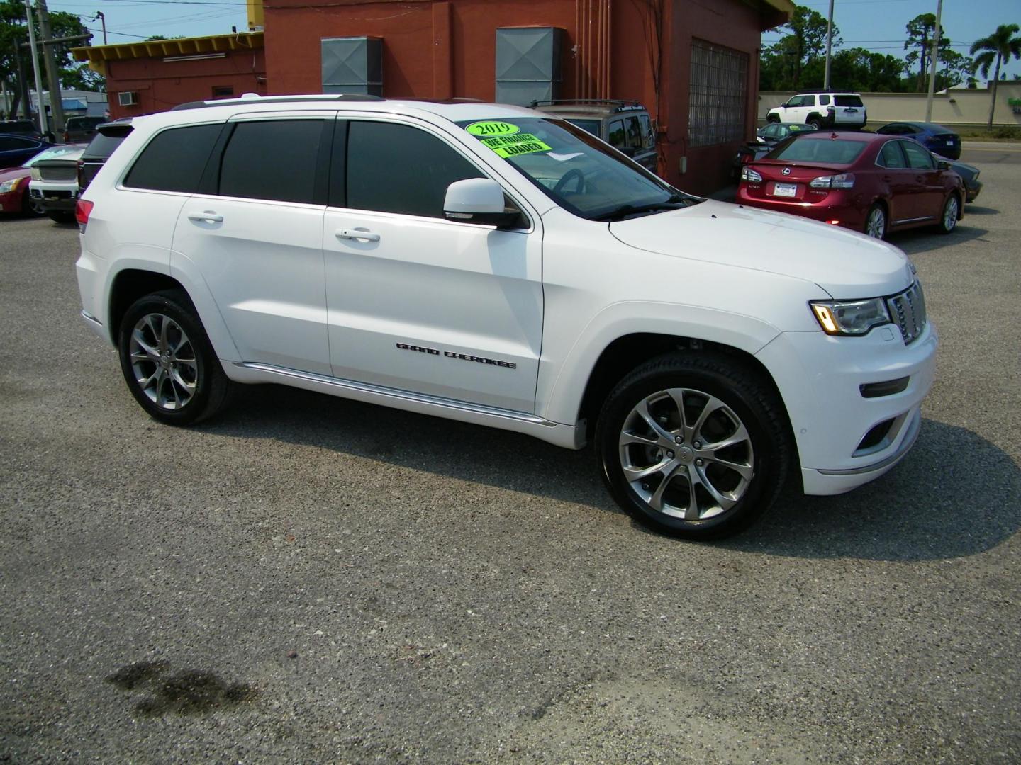 2019 White /Saddle Jeep Grand Cherokee Summit 4WD (1C4RJFJG5KC) with an 3.6L V6 DOHC 24V engine, 8A transmission, located at 4000 Bee Ridge Road, Sarasota, FL, 34233, (941) 926-0300, 27.298664, -82.489151 - Photo#7