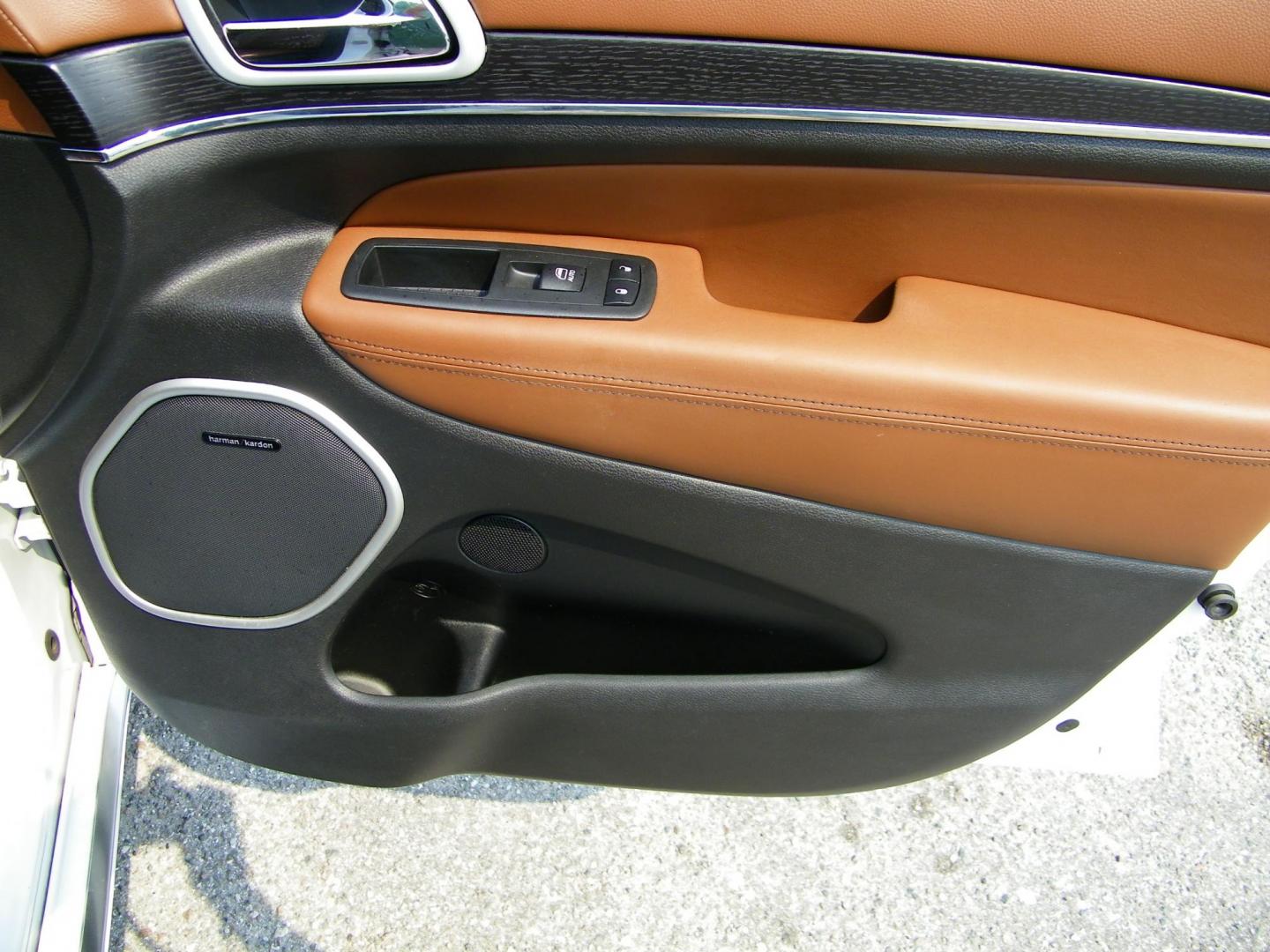 2019 White /Saddle Jeep Grand Cherokee Summit 4WD (1C4RJFJG5KC) with an 3.6L V6 DOHC 24V engine, 8A transmission, located at 4000 Bee Ridge Road, Sarasota, FL, 34233, (941) 926-0300, 27.298664, -82.489151 - Photo#16