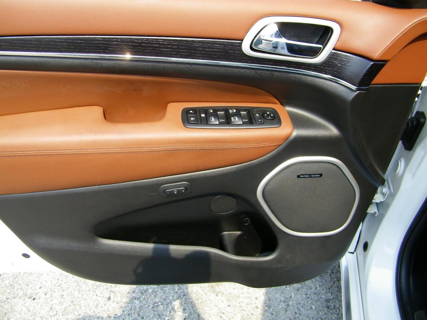 2019 White /Saddle Jeep Grand Cherokee Summit 4WD (1C4RJFJG5KC) with an 3.6L V6 DOHC 24V engine, 8A transmission, located at 4000 Bee Ridge Road, Sarasota, FL, 34233, (941) 926-0300, 27.298664, -82.489151 - Photo#19