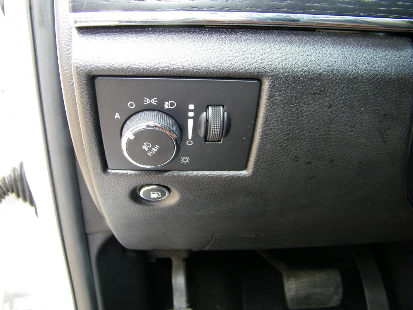 2019 White /Saddle Jeep Grand Cherokee Summit 4WD (1C4RJFJG5KC) with an 3.6L V6 DOHC 24V engine, 8A transmission, located at 4000 Bee Ridge Road, Sarasota, FL, 34233, (941) 926-0300, 27.298664, -82.489151 - Photo#20