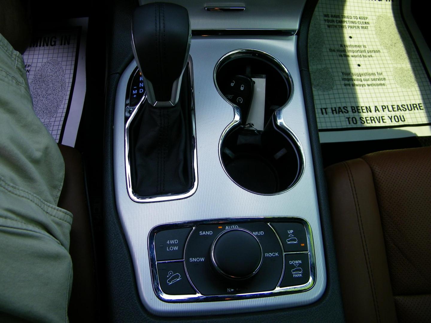 2019 White /Saddle Jeep Grand Cherokee Summit 4WD (1C4RJFJG5KC) with an 3.6L V6 DOHC 24V engine, 8A transmission, located at 4000 Bee Ridge Road, Sarasota, FL, 34233, (941) 926-0300, 27.298664, -82.489151 - Photo#23