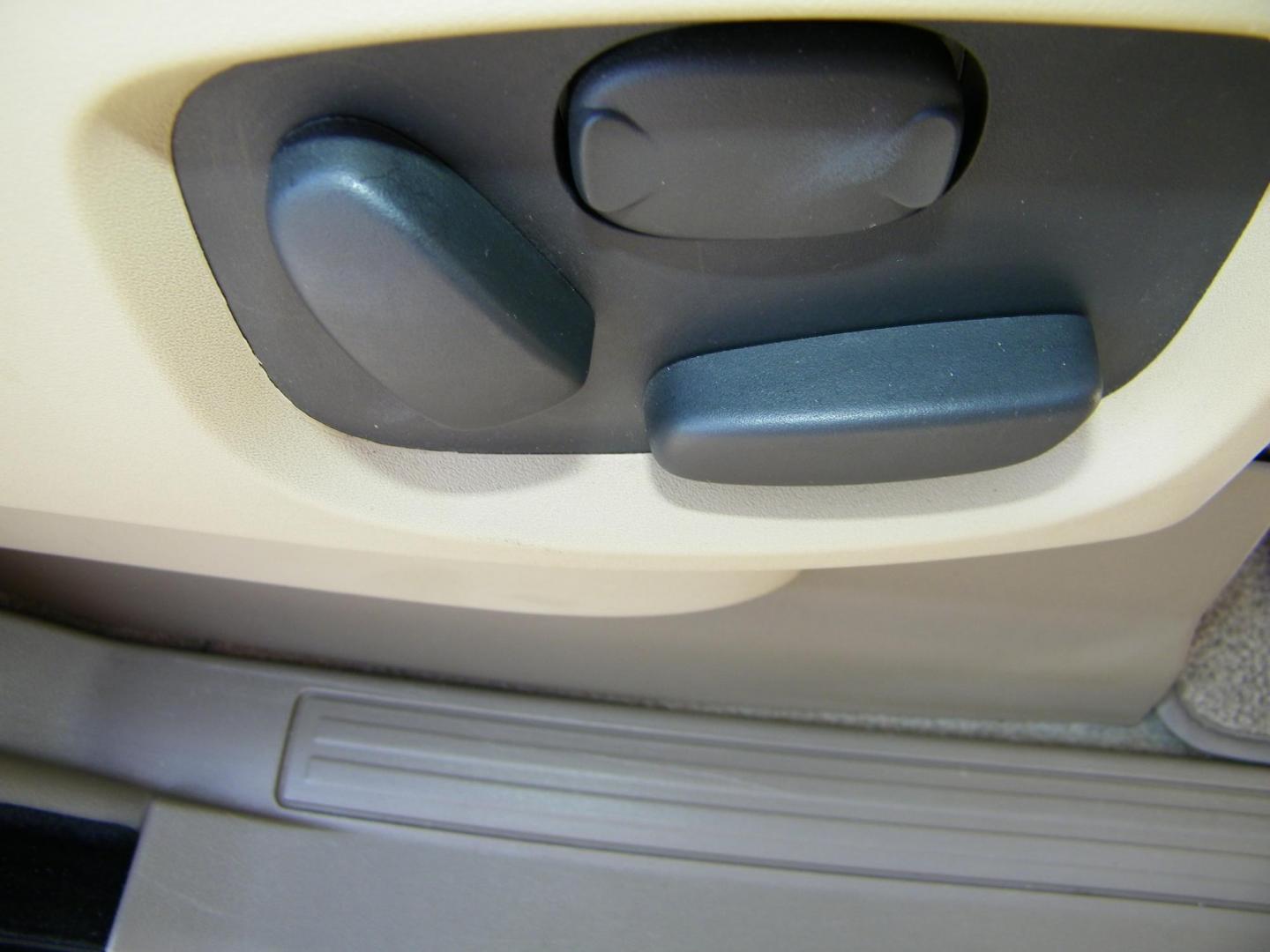 2011 Blue /Beige Land Rover Range Rover Sport HSE (SALSK2D43BA) with an 4.4L V8 DOHC 32V engine, 6-Speed Automatic transmission, located at 4000 Bee Ridge Road, Sarasota, FL, 34233, (941) 926-0300, 27.298664, -82.489151 - Photo#16