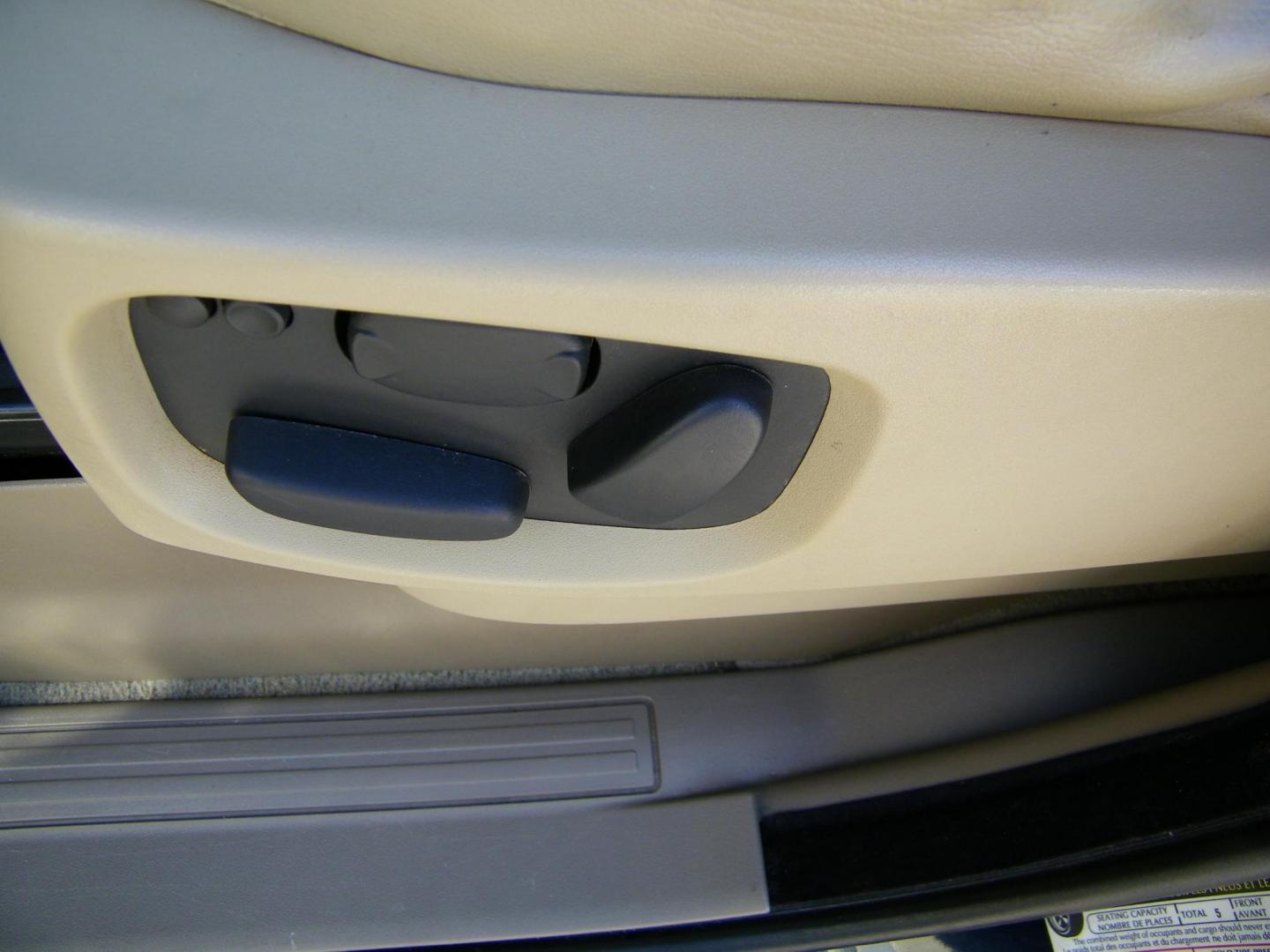 2011 Blue /Beige Land Rover Range Rover Sport HSE (SALSK2D43BA) with an 4.4L V8 DOHC 32V engine, 6-Speed Automatic transmission, located at 4000 Bee Ridge Road, Sarasota, FL, 34233, (941) 926-0300, 27.298664, -82.489151 - Photo#18