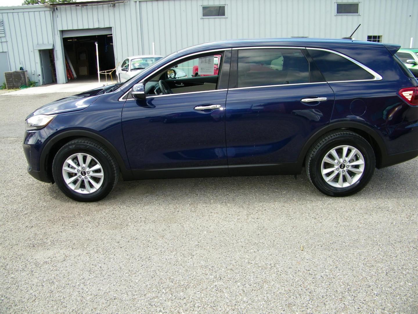 2019 Blue /Beige Kia Sorento LX V6 2WD (5XYPG4A55KG) with an 3.3L V6 DOHC 24V engine, 6A transmission, located at 4000 Bee Ridge Road, Sarasota, FL, 34233, (941) 926-0300, 27.298664, -82.489151 - Photo#2