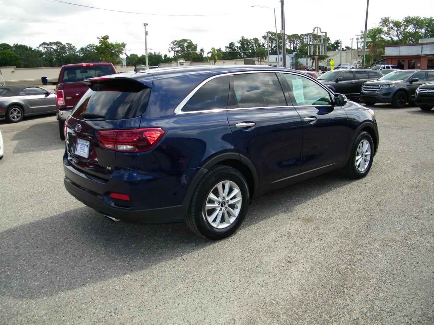 2019 Blue /Beige Kia Sorento LX V6 2WD (5XYPG4A55KG) with an 3.3L V6 DOHC 24V engine, 6A transmission, located at 4000 Bee Ridge Road, Sarasota, FL, 34233, (941) 926-0300, 27.298664, -82.489151 - Photo#5