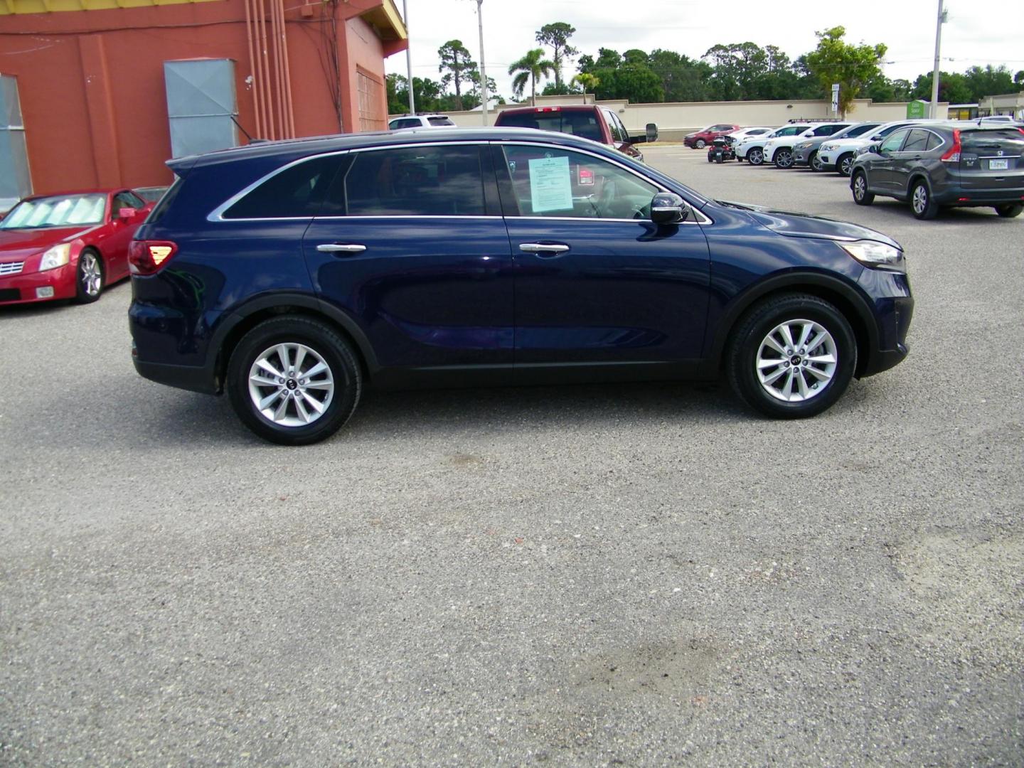 2019 Blue /Beige Kia Sorento LX V6 2WD (5XYPG4A55KG) with an 3.3L V6 DOHC 24V engine, 6A transmission, located at 4000 Bee Ridge Road, Sarasota, FL, 34233, (941) 926-0300, 27.298664, -82.489151 - Photo#6