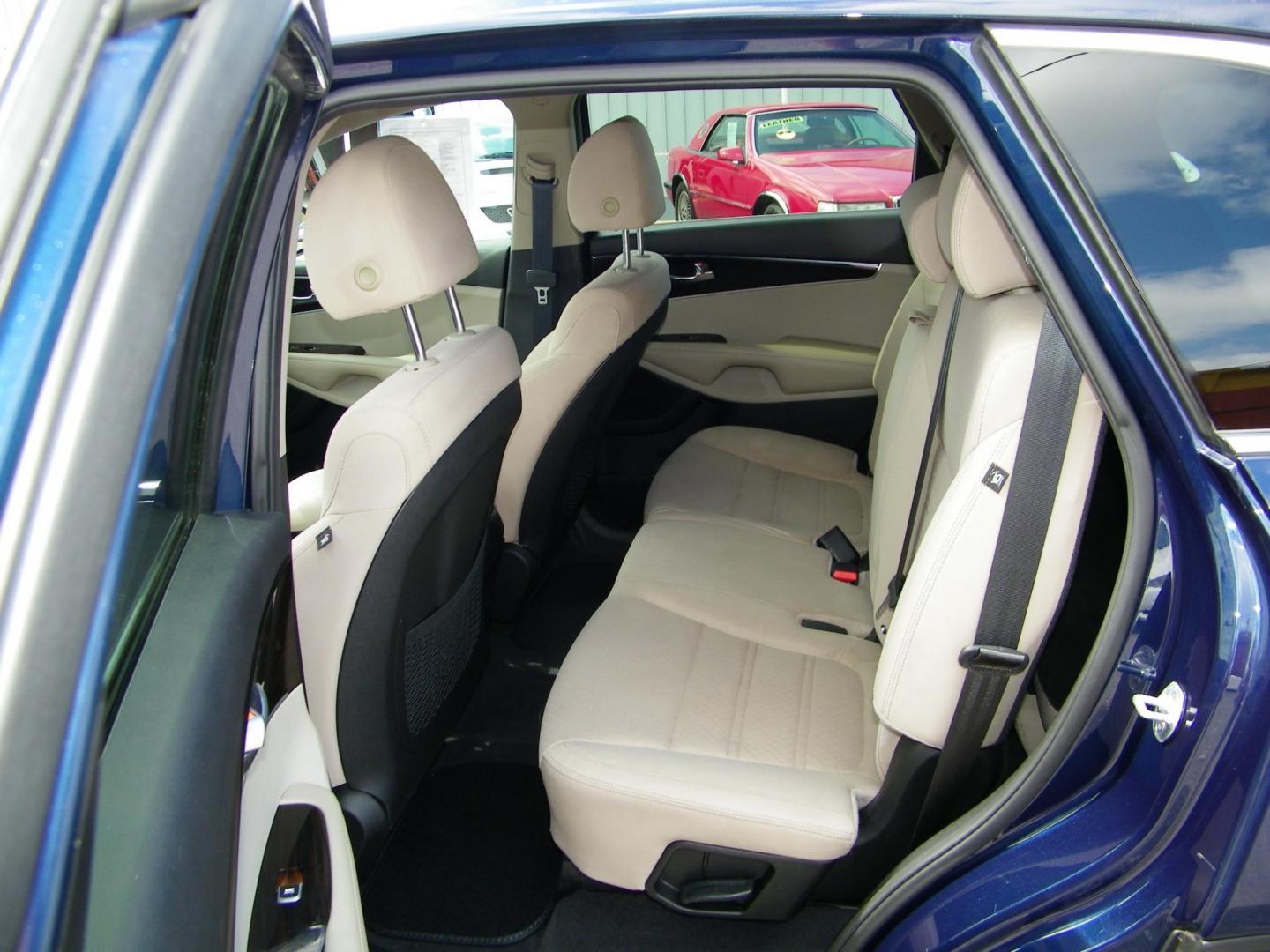 2019 Blue /Beige Kia Sorento LX V6 2WD (5XYPG4A55KG) with an 3.3L V6 DOHC 24V engine, 6A transmission, located at 4000 Bee Ridge Road, Sarasota, FL, 34233, (941) 926-0300, 27.298664, -82.489151 - Photo#10